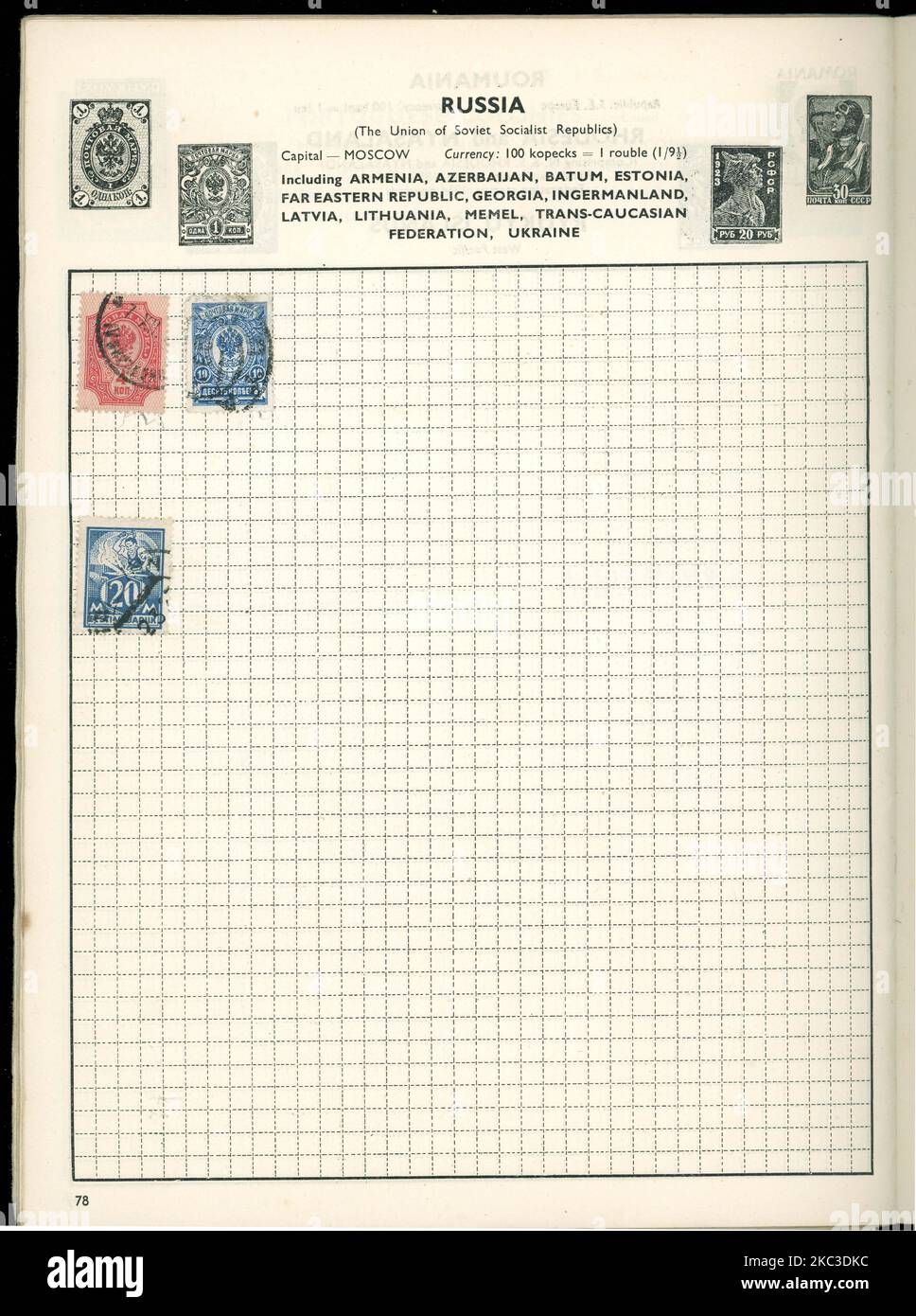 Seite aus einem alten Briefmarkenalbum mit Briefmarken aus dem Jahr 1909 Imperial Russia (Kopeks-Stempel 10 und 4) und blauem Stempel (20 Marken) aus der estnischen Sowjetsozialistischen Republik (eesti vabariik) aus dem Jahr 1925 Stockfoto
