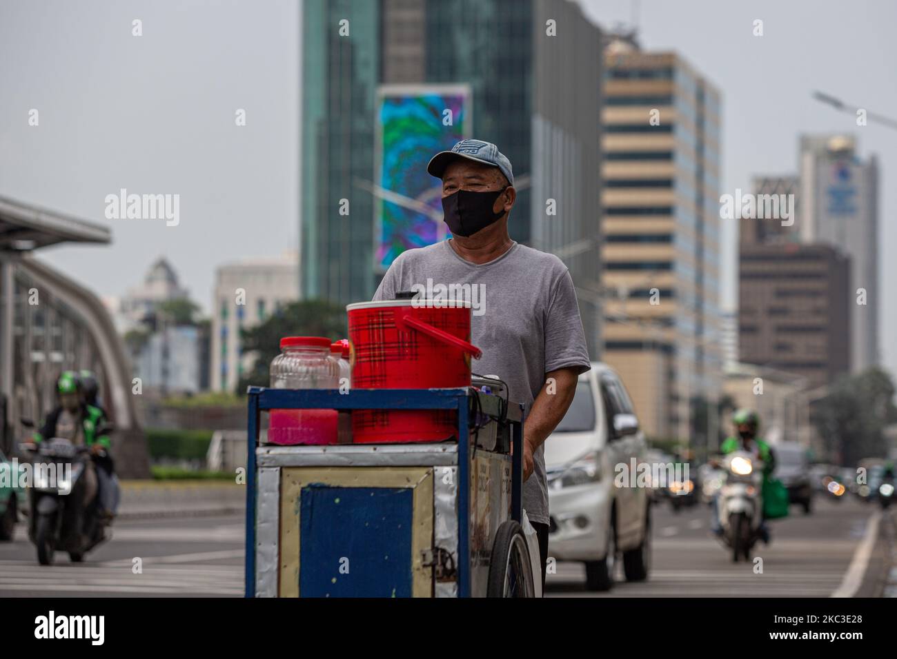 Am 6. November 2020 fährt sich der Straßenhändler durch das Geschäftsviertel von Jakarta in Jakarta. Indonesien ist aufgrund der Auswirkungen der Coronavirus-Pandemie zum ersten Mal seit 22 Jahren in eine Rezession gestürzt. Die größte Volkswirtschaft Südostasiens schrumpfte im dritten Quartal 2020 jährlich um 3,49 Prozent, da fast alle Komponenten des Bruttoinlandsprodukts (BIP) aufgrund des anhaltenden Anstiegs der COVID-19-Fälle fielen, teilte Statistics Indonesia (BPS) am 5. November mit. (Foto von Afriadi Hikmal/NurPhoto) Stockfoto