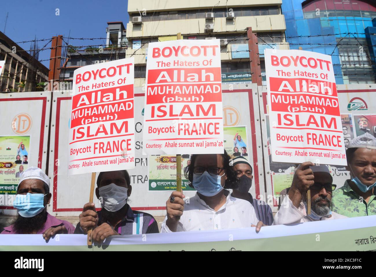 Aktivisten einer islamistischen Partei veranstalteten am 7. November 2020 in Dhaka, Bangladesch, eine Demonstration, die zum Boykott französischer Produkte aufrief und den französischen Präsidenten Emmanuel Macron für seine Kommentare zu den Karikaturen des Propheten Mohammed anprangerte (Foto: Mamunur Rashid/NurPhoto) Stockfoto