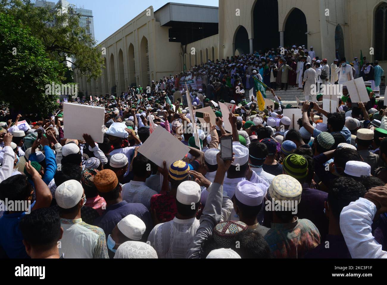 Aktivisten einer islamistischen Partei veranstalteten am 7. November 2020 in Dhaka, Bangladesch, eine Demonstration, die zum Boykott französischer Produkte aufrief und den französischen Präsidenten Emmanuel Macron für seine Kommentare zu den Karikaturen des Propheten Mohammed anprangerte (Foto: Mamunur Rashid/NurPhoto) Stockfoto