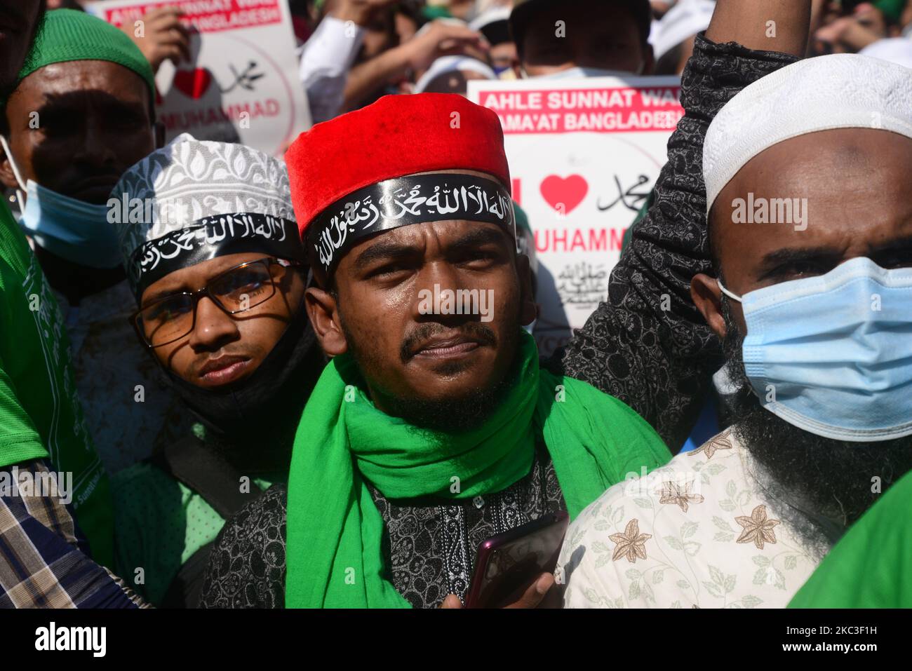 Aktivisten einer islamistischen Partei veranstalteten am 7. November 2020 in Dhaka, Bangladesch, eine Demonstration, die zum Boykott französischer Produkte aufrief und den französischen Präsidenten Emmanuel Macron für seine Kommentare zu den Karikaturen des Propheten Mohammed anprangerte (Foto: Mamunur Rashid/NurPhoto) Stockfoto