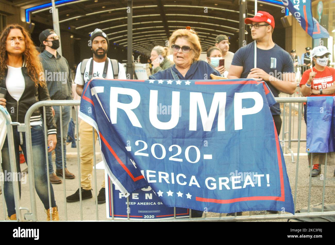 Trump-Anhänger versammelten sich am zweiten Tag vor dem Philadelphia Convention Center, um gegen die Auszählung der Stimmen zu protestieren, die sie trotz der legalen Besetzung und innerhalb des legalen Zeitraums in Philadelphia, PA, am 6. November 2020 als unrechtmäßig erachten. (Foto von Cory Clark/NurPhoto) Stockfoto