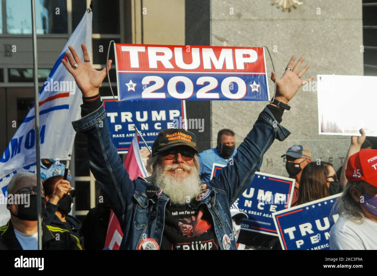 Trump-Anhänger versammelten sich am zweiten Tag vor dem Philadelphia Convention Center, um gegen die Auszählung der Stimmen zu protestieren, die sie trotz der legalen Besetzung und innerhalb des legalen Zeitraums in Philadelphia, PA, am 6. November 2020 als unrechtmäßig erachten. (Foto von Cory Clark/NurPhoto) Stockfoto