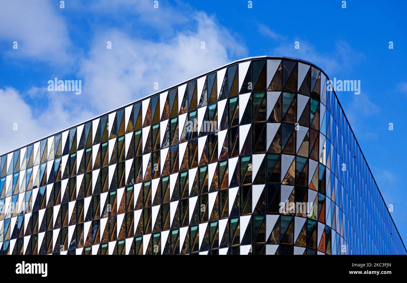 Stockholm, Schweden - 12. Oktober 2022: Modernes Haus in schwarz-weiß mit dreieckigen Fenstern Stockfoto