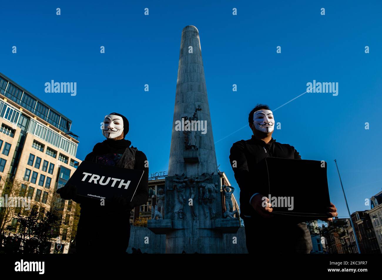 Tierschützer versammelten sich am 7.. November 2020 im Zentrum von Amsterdam, Niederlande, um am Würfel der Wahrheit teilzunehmen. Diese Demonstration funktioniert strukturiert, was Neugier und Interesse der Öffentlichkeit hervorruft; die Aktivisten versuchen, die Zuschauer durch eine Kombination aus lokalen, üblichen Tierausbeuterungsaufnahmen und Gesprächen mit einem wertorientierten Verkaufsansatz zu einem veganen Abschluss zu führen. Sie schützten ihre Identität, indem sie Guy Fawkes-Masken und schwarze Kleidung trugen. (Foto von Romy Arroyo Fernandez/NurPhoto) Stockfoto