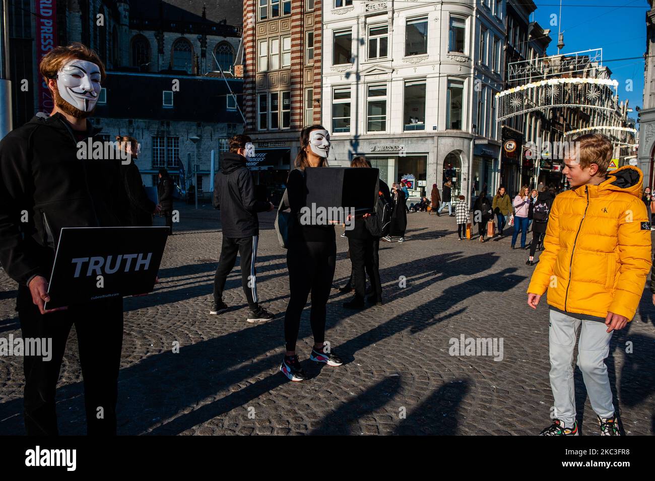 Tierschützer versammelten sich am 7.. November 2020 im Zentrum von Amsterdam, Niederlande, um am Würfel der Wahrheit teilzunehmen. Diese Demonstration funktioniert strukturiert, was Neugier und Interesse der Öffentlichkeit hervorruft; die Aktivisten versuchen, die Zuschauer durch eine Kombination aus lokalen, üblichen Tierausbeuterungsaufnahmen und Gesprächen mit einem wertorientierten Verkaufsansatz zu einem veganen Abschluss zu führen. Sie schützten ihre Identität, indem sie Guy Fawkes-Masken und schwarze Kleidung trugen. (Foto von Romy Arroyo Fernandez/NurPhoto) Stockfoto