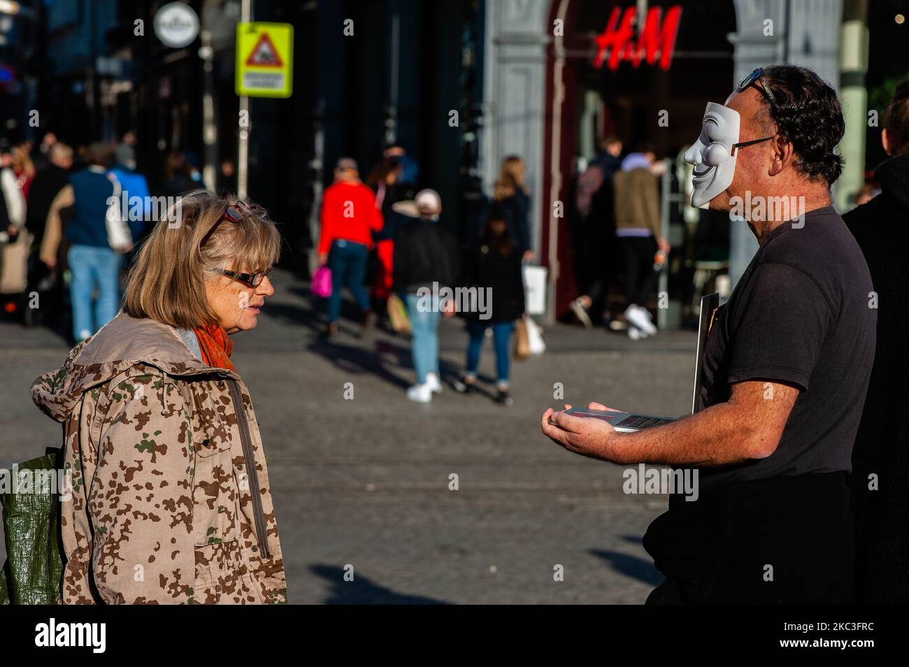 Tierschützer versammelten sich am 7.. November 2020 im Zentrum von Amsterdam, Niederlande, um am Würfel der Wahrheit teilzunehmen. Diese Demonstration funktioniert strukturiert, was Neugier und Interesse der Öffentlichkeit hervorruft; die Aktivisten versuchen, die Zuschauer durch eine Kombination aus lokalen, üblichen Tierausbeuterungsaufnahmen und Gesprächen mit einem wertorientierten Verkaufsansatz zu einem veganen Abschluss zu führen. Sie schützten ihre Identität, indem sie Guy Fawkes-Masken und schwarze Kleidung trugen. (Foto von Romy Arroyo Fernandez/NurPhoto) Stockfoto