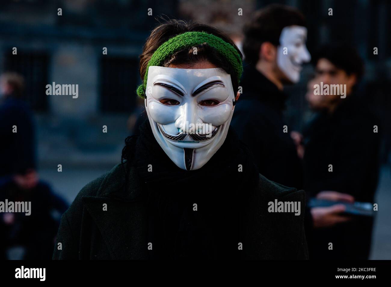 Tierschützer versammelten sich am 7.. November 2020 im Zentrum von Amsterdam, Niederlande, um am Würfel der Wahrheit teilzunehmen. Diese Demonstration funktioniert strukturiert, was Neugier und Interesse der Öffentlichkeit hervorruft; die Aktivisten versuchen, die Zuschauer durch eine Kombination aus lokalen, üblichen Tierausbeuterungsaufnahmen und Gesprächen mit einem wertorientierten Verkaufsansatz zu einem veganen Abschluss zu führen. Sie schützten ihre Identität, indem sie Guy Fawkes-Masken und schwarze Kleidung trugen. (Foto von Romy Arroyo Fernandez/NurPhoto) Stockfoto