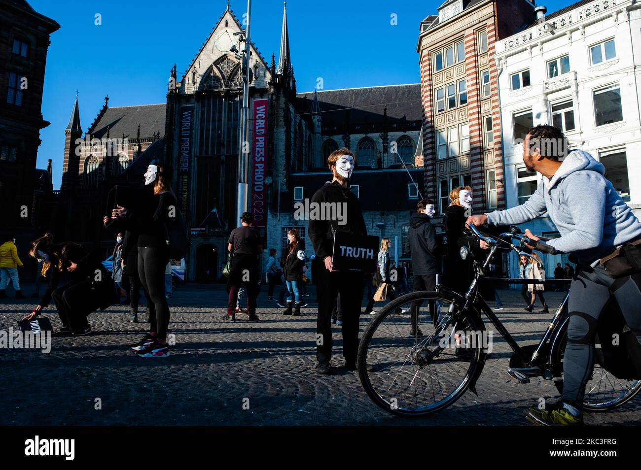 Tierschützer versammelten sich am 7.. November 2020 im Zentrum von Amsterdam, Niederlande, um am Würfel der Wahrheit teilzunehmen. Diese Demonstration funktioniert strukturiert, was Neugier und Interesse der Öffentlichkeit hervorruft; die Aktivisten versuchen, die Zuschauer durch eine Kombination aus lokalen, üblichen Tierausbeuterungsaufnahmen und Gesprächen mit einem wertorientierten Verkaufsansatz zu einem veganen Abschluss zu führen. Sie schützten ihre Identität, indem sie Guy Fawkes-Masken und schwarze Kleidung trugen. (Foto von Romy Arroyo Fernandez/NurPhoto) Stockfoto