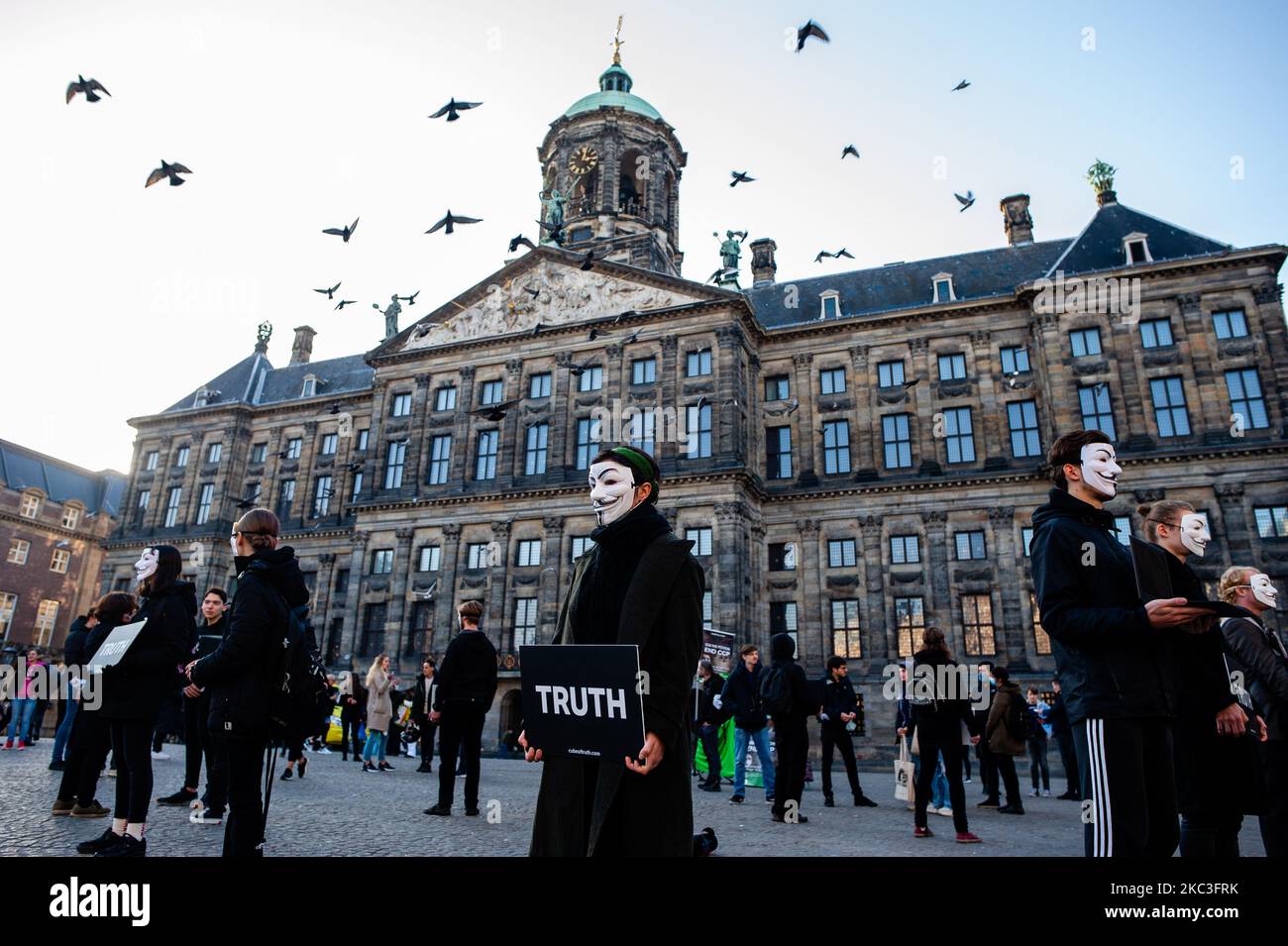 Tierschützer versammelten sich am 7.. November 2020 im Zentrum von Amsterdam, Niederlande, um am Würfel der Wahrheit teilzunehmen. Diese Demonstration funktioniert strukturiert, was Neugier und Interesse der Öffentlichkeit hervorruft; die Aktivisten versuchen, die Zuschauer durch eine Kombination aus lokalen, üblichen Tierausbeuterungsaufnahmen und Gesprächen mit einem wertorientierten Verkaufsansatz zu einem veganen Abschluss zu führen. Sie schützten ihre Identität, indem sie Guy Fawkes-Masken und schwarze Kleidung trugen. (Foto von Romy Arroyo Fernandez/NurPhoto) Stockfoto
