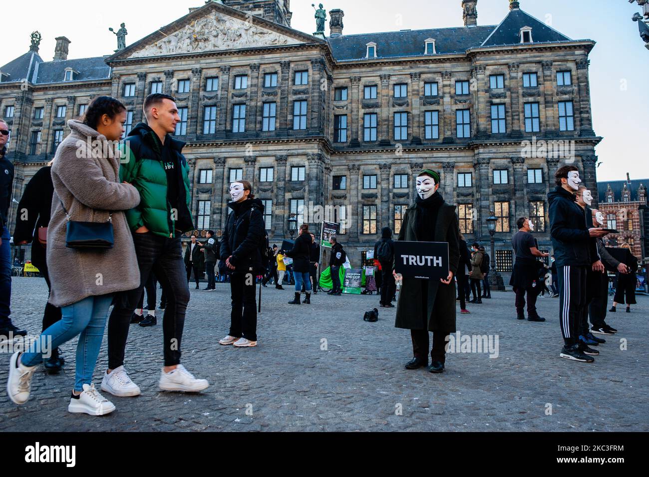 Tierschützer versammelten sich am 7.. November 2020 im Zentrum von Amsterdam, Niederlande, um am Würfel der Wahrheit teilzunehmen. Diese Demonstration funktioniert strukturiert, was Neugier und Interesse der Öffentlichkeit hervorruft; die Aktivisten versuchen, die Zuschauer durch eine Kombination aus lokalen, üblichen Tierausbeuterungsaufnahmen und Gesprächen mit einem wertorientierten Verkaufsansatz zu einem veganen Abschluss zu führen. Sie schützten ihre Identität, indem sie Guy Fawkes-Masken und schwarze Kleidung trugen. (Foto von Romy Arroyo Fernandez/NurPhoto) Stockfoto
