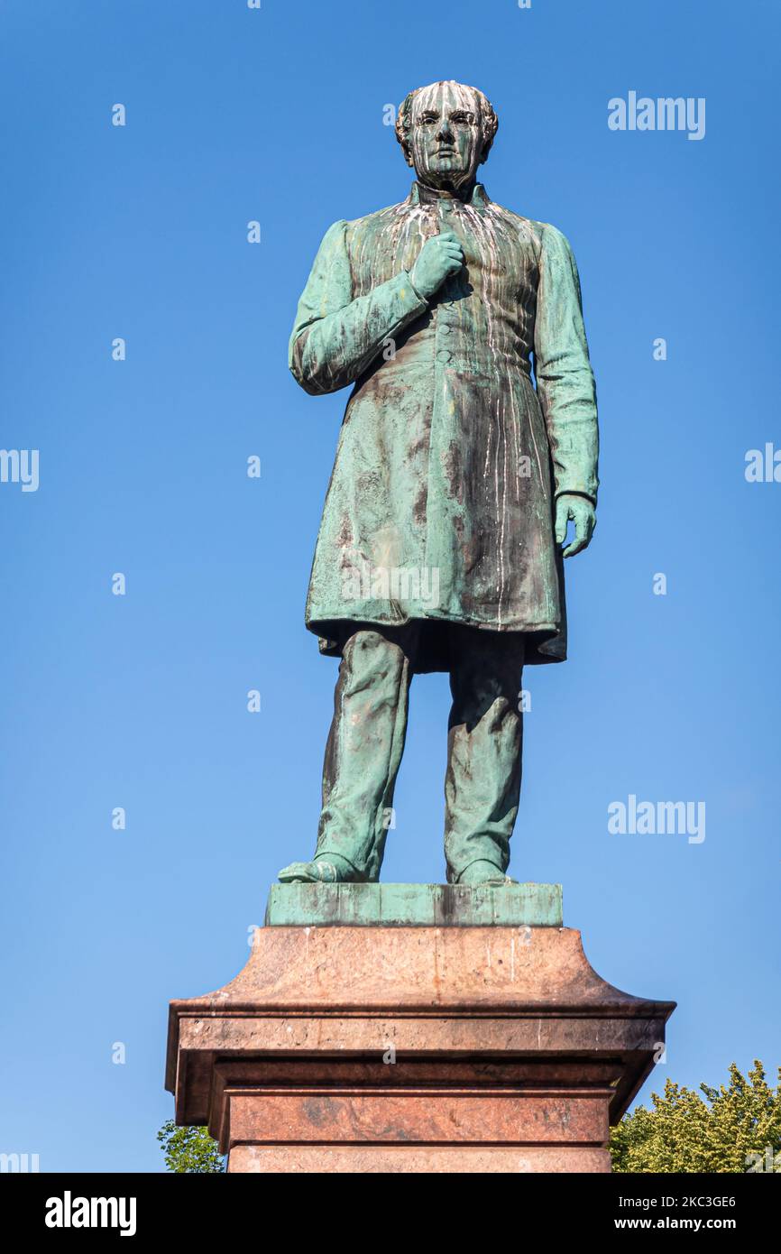 Helsinki, Finnland - 19. Juli 2022: Nahaufnahme der Bronzestatue von Johan Ludvig Runeberg auf dem Sockel im Esplanadi Park vor blauem Himmel. Stockfoto