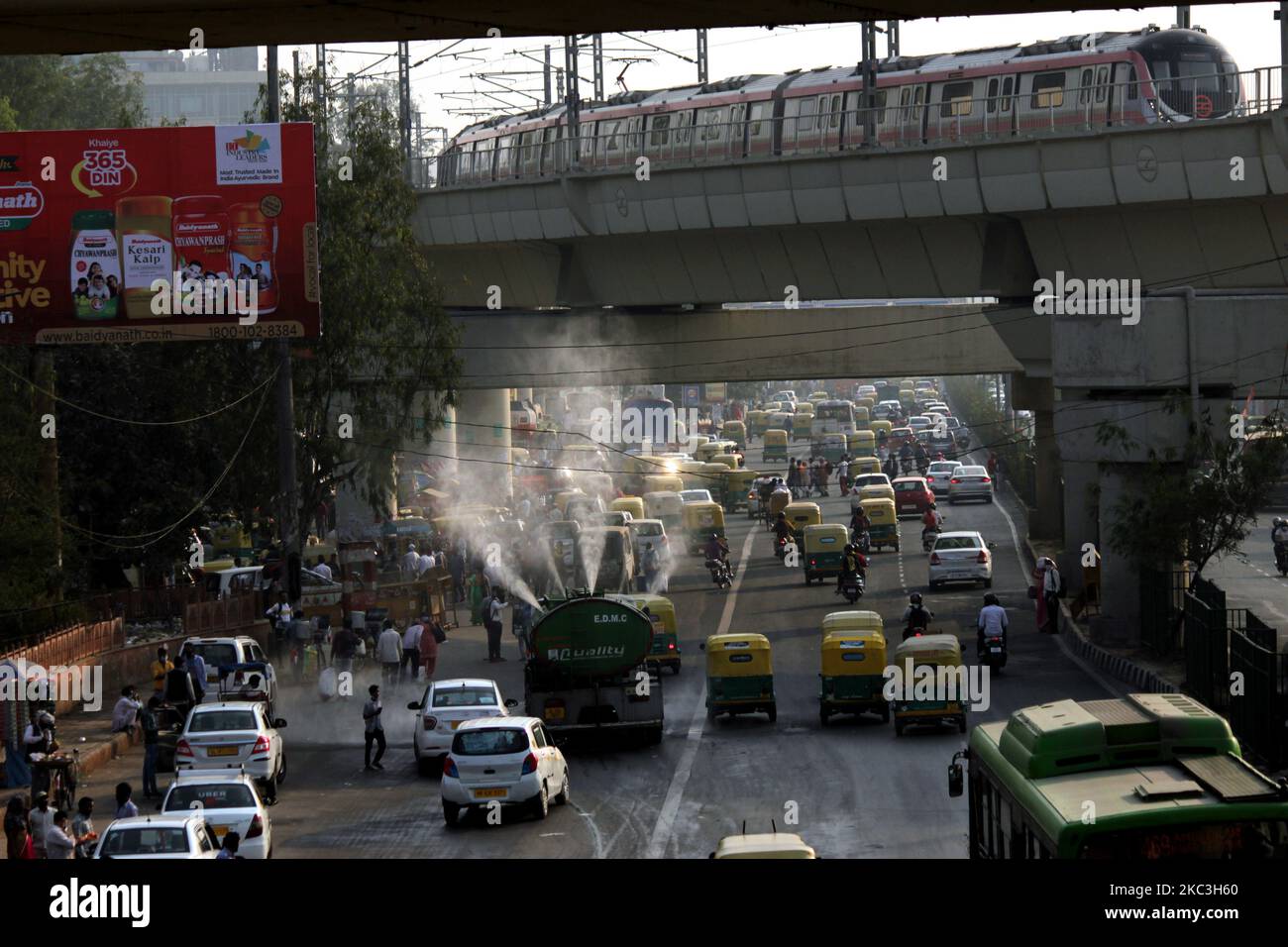 Am 7. November 2020 in Neu-Delhi, Indien, besprüht ein EDMC-Lastwagen Wasser auf der Straße, um die Verschmutzung einzudämmen. Delhi's Luftqualitätsindex war 405, während der von Ghaziabad war 432; Greater Noida 418; Millennium City Gurugram 411, Noida 404 und Faridabad A 410. Eine Schicht aus Rauch und Schadstoffen hatte sich über der nationalen Hauptstadtregion Delhi (NCR) aufgrund von Tausenden von Stoppelbränden in den Nachbarstaaten und lokalen Emissionen wie Verkehr, Bau und Feuersbrünste aufgebaut. (Foto von Mayank Makhija/NurPhoto) Stockfoto