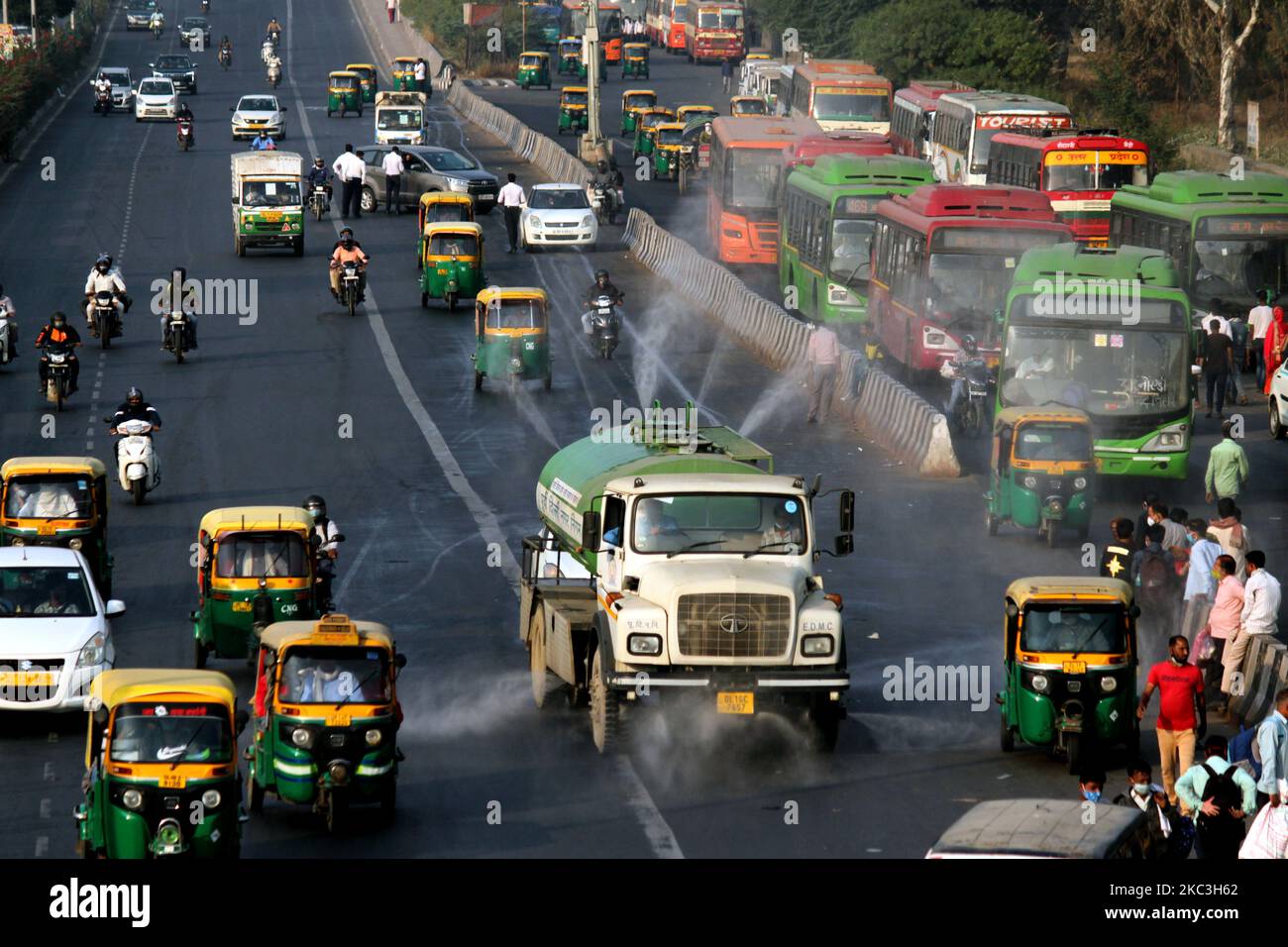 Am 7. November 2020 in Neu-Delhi, Indien, besprüht ein EDMC-Lastwagen Wasser auf der Straße, um die Verschmutzung einzudämmen. Delhi's Luftqualitätsindex war 405, während der von Ghaziabad war 432; Greater Noida 418; Millennium City Gurugram 411, Noida 404 und Faridabad A 410. Eine Schicht aus Rauch und Schadstoffen hatte sich über der nationalen Hauptstadtregion Delhi (NCR) aufgrund von Tausenden von Stoppelbränden in den Nachbarstaaten und lokalen Emissionen wie Verkehr, Bau und Feuersbrünste aufgebaut. (Foto von Mayank Makhija/NurPhoto) Stockfoto