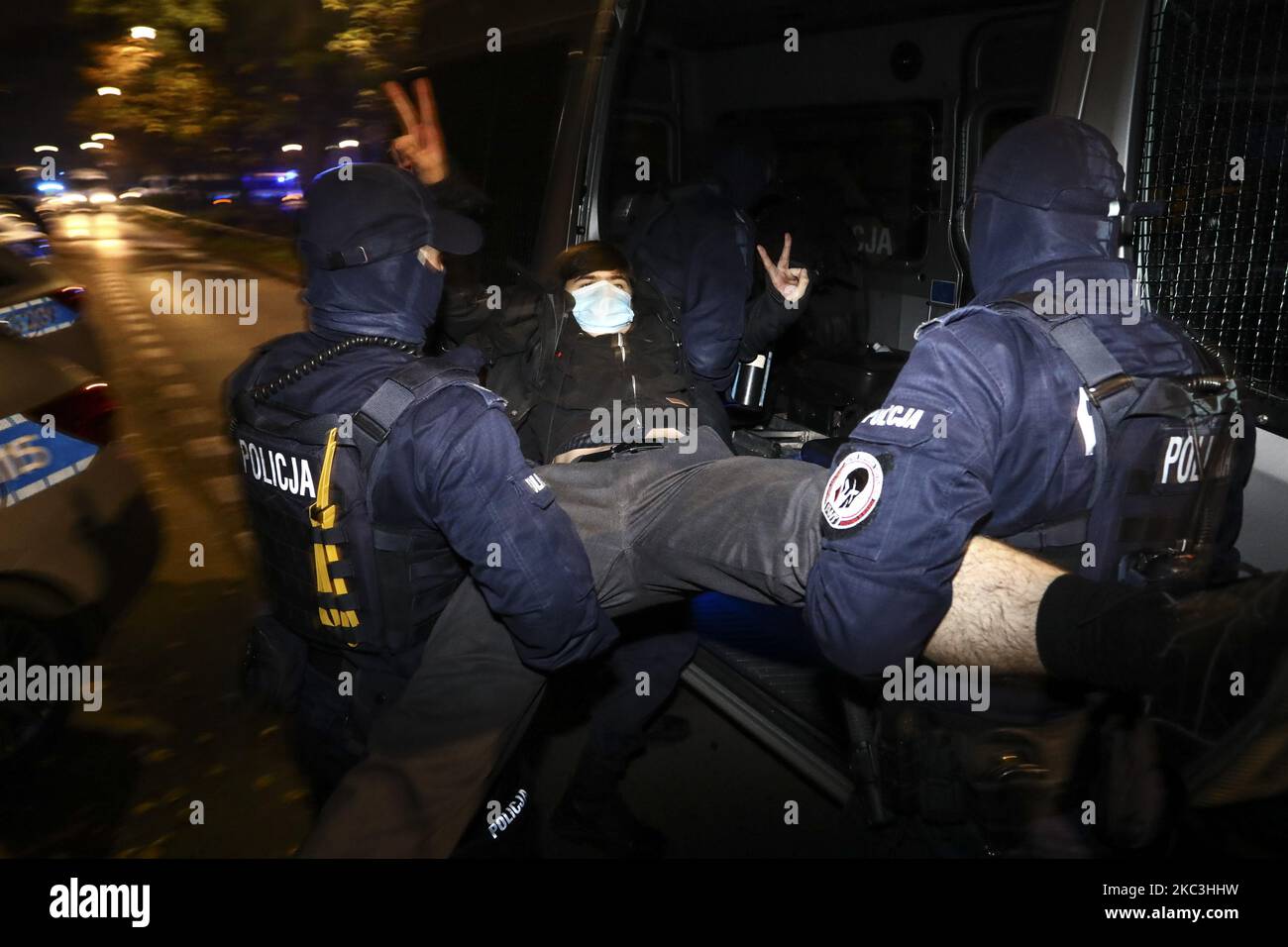 Während einer Demonstration gegen die Beschränkungen des Abtreibungsgesetzes in Polen wird ein Protestierende von der Polizei festgenommen. Krakau, Polen, am 7. November 2020. Der Protest wurde von Women Strike organisiert, nachdem Polens oberstes Gericht entschieden hat, dass Abtreibungen aufgrund von fetalen Defekten verfassungswidrig sind, was das Land zu einem nahezu vollständigen Kündigungs-Verbot bewegt. (Foto von Beata Zawrzel/NurPhoto) Stockfoto