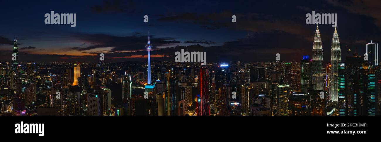 Eine Panoramaaufnahme der Stadt Kuala Lumpur mit Wolkenkratzern bei Nacht Stockfoto