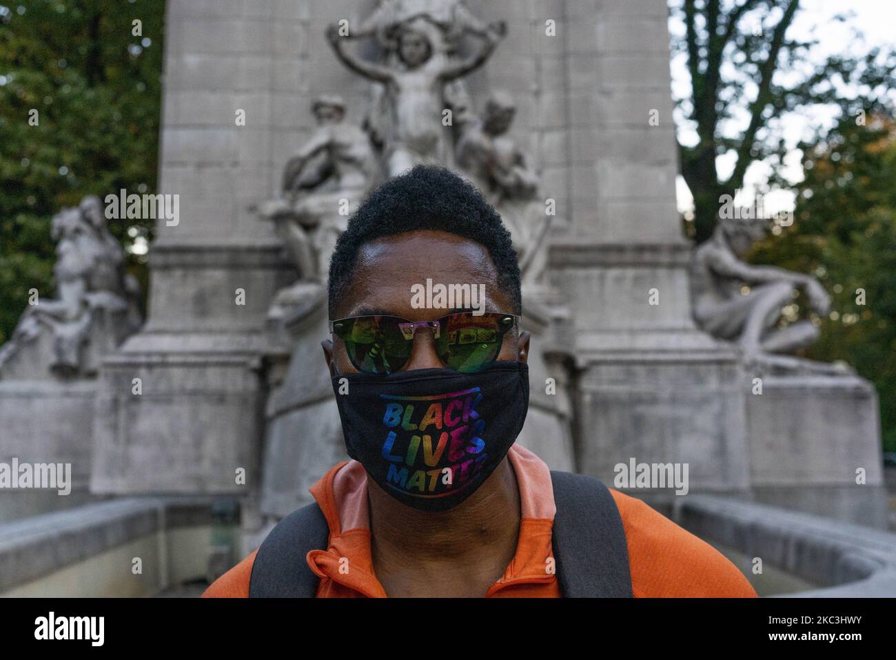 Da Daniels am Samstag, den 2020. November in New York, NY, eine Black Lives Matter Maske während einer Feier zum Wahltag am Columbus Circle trägt, erhielt Joe Biden bei den Präsidentschaftswahlen 2020 gegen Donald Trump einen Rekordwert von 75 Millionen Stimmen. (Foto von Erin Lefevre/NurPhoto) Stockfoto