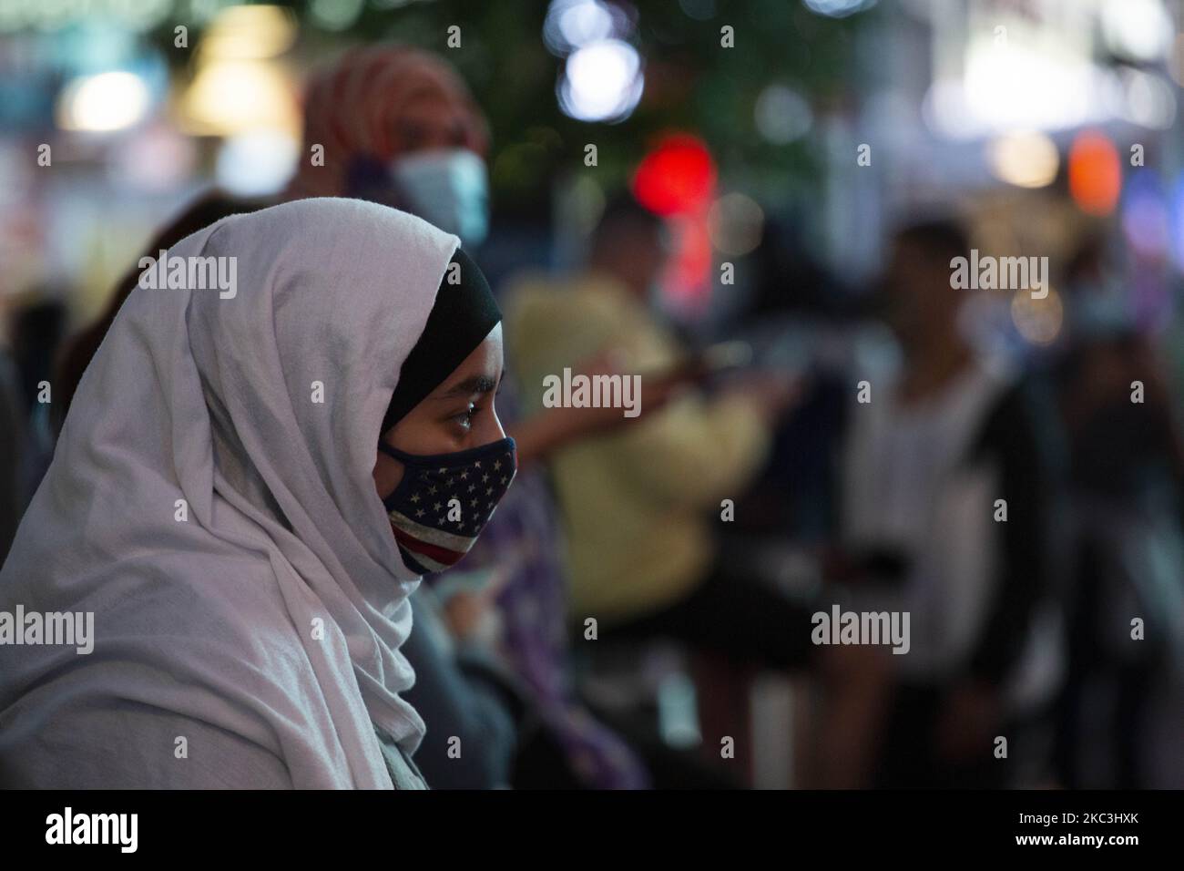 Eine Frau trägt einen Hijab und eine amerikanische Flaggen-Maske während einer Wahltagsfeier am Times Square am Samstag, den 2020. November in New York, NY. Joe Biden erhielt bei den Präsidentschaftswahlen 2020 gegen Donald Trump einen Rekord von 75 Millionen Stimmen. (Foto von Erin Lefevre/NurPhoto) Stockfoto