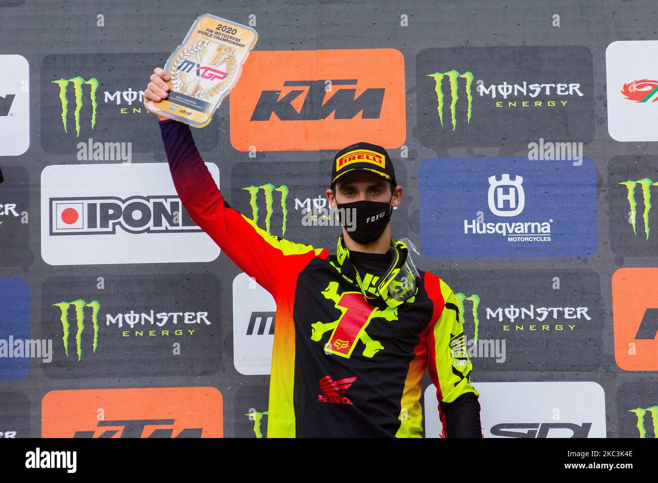 Der slowenische Profi-Motocross-Rennfahrer Tim Gajser feiert am 8. November 2020 auf Pietramurata, Italien, den Sieg im Rennen 2 der MXGP-Weltmeisterschaft 2020 Race Grand Prix von Garda Trentino auf dem Podium. (Foto von Massimo Bertolini/NurPhoto) Stockfoto