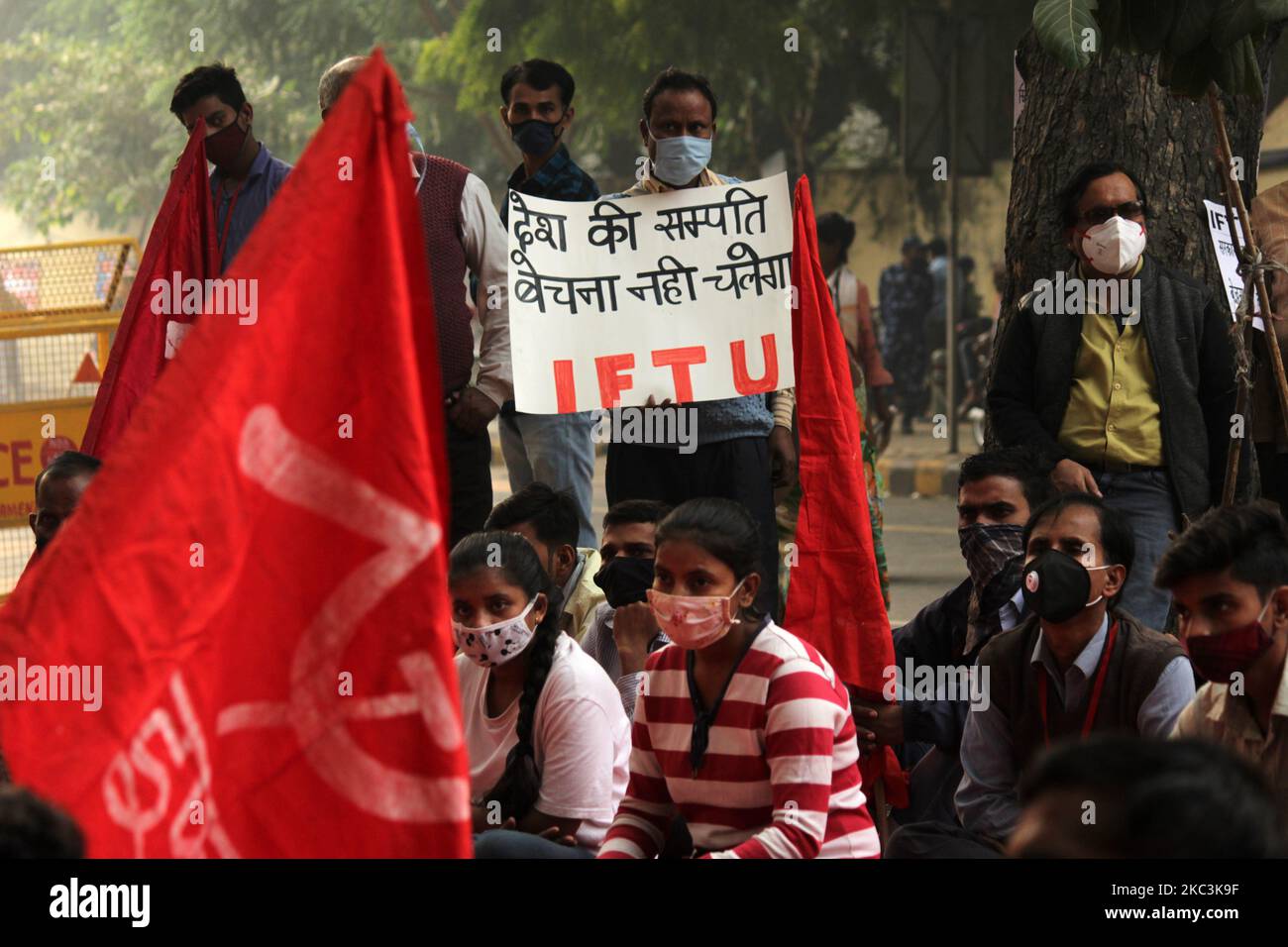 Demonstranten von linken Gewerkschaften mit Plakaten protestieren gegen die jüngsten Änderungen der Arbeitsgesetze, die vom von Narendra Modi geführten Zentralgovt am 8. November 2020 in Jantar Mantar in Neu-Delhi, Indien, eingeführt wurden. Der Industrial Relations Code (IR Code, 2020) ermöglicht es Unternehmen mit bis zu 300 Beschäftigten, Betriebe ohne behördliche Genehmigung zu schließen und zurückzuziehen. Die frühere Grenze lag bei 100 Mitarbeitern. (Foto von Mayank Makhija/NurPhoto) Stockfoto