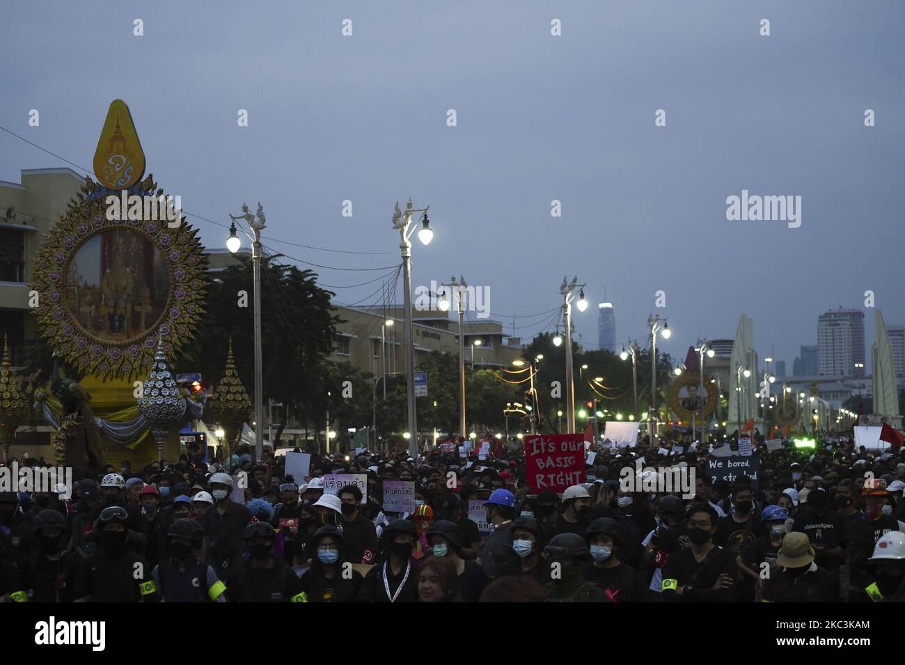 Thailändische Protestdemonstranten marschieren während eines regierungsfeindlichen Protestes zum Großen Palast vor dem Demokratie-Denkmal in Bangkok, Thailand, am 08. November 2020. (Foto von Anusak Laowias/NurPhoto) Stockfoto