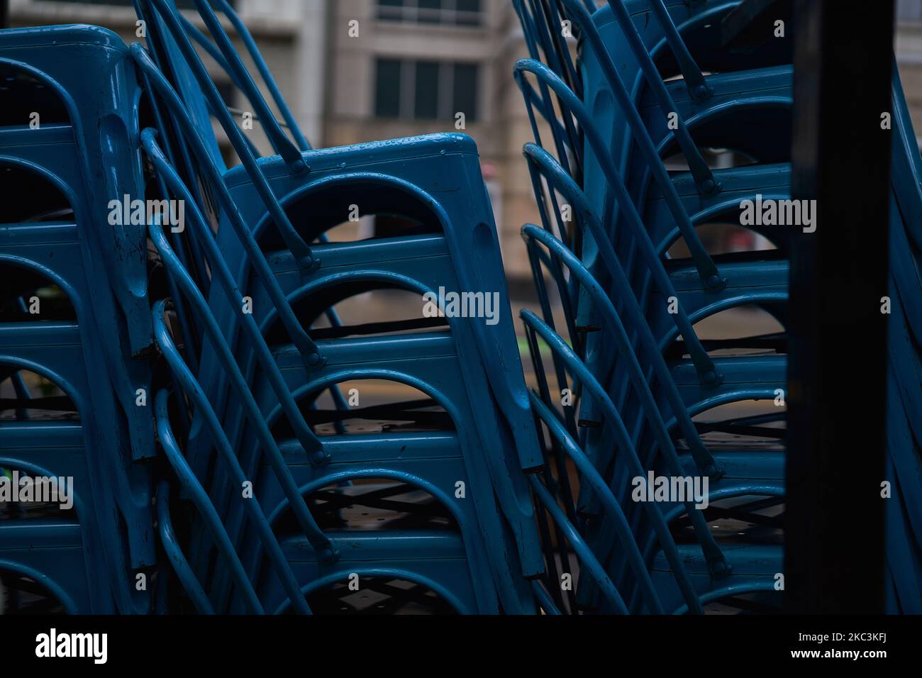 Gestapelte blaue Stühle entlang der Straße in Chicago Stockfoto