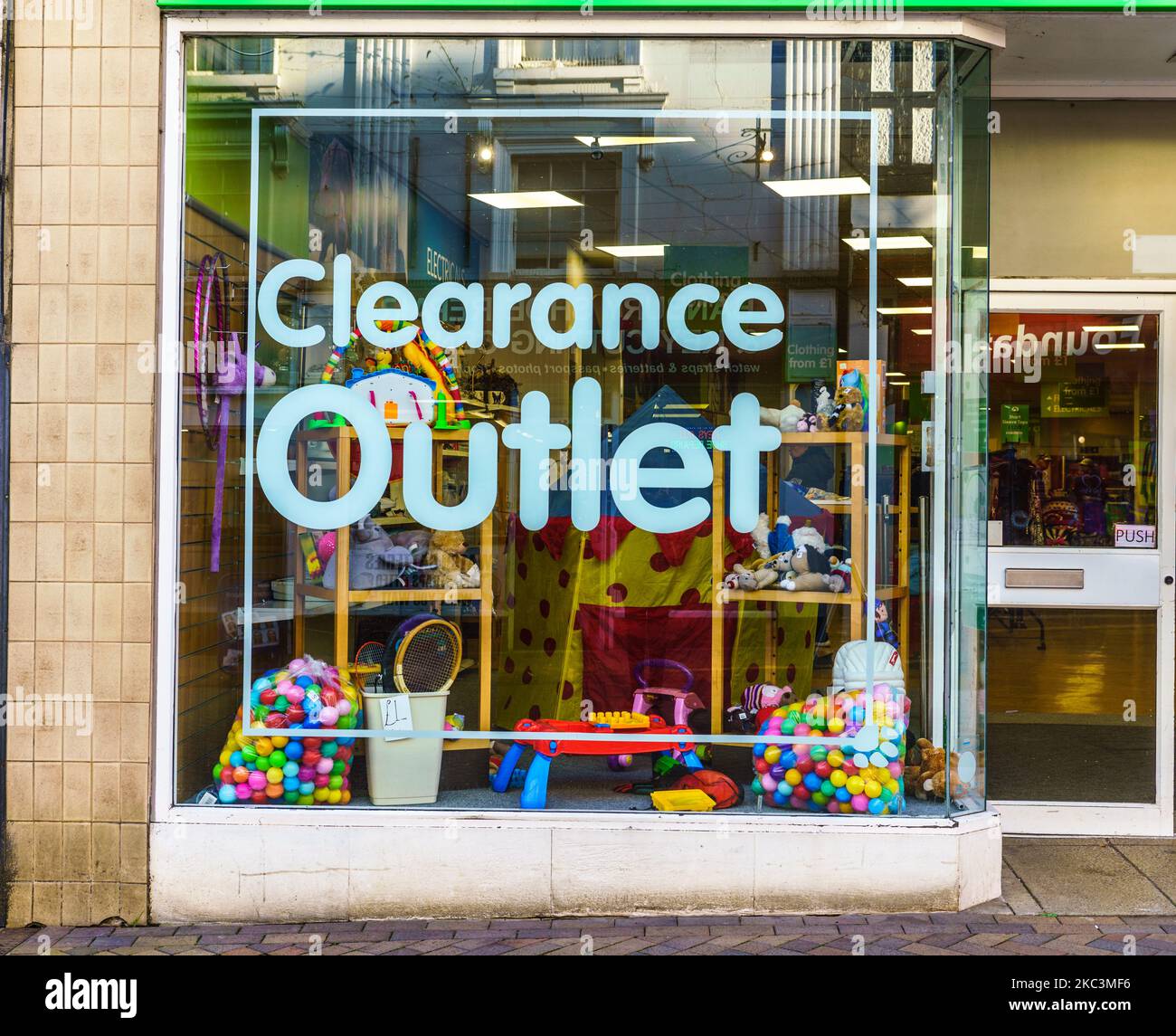 Hinweis „Clearance Outlet“ in einem Schaufenster, Banbury, Oxfordshire Stockfoto