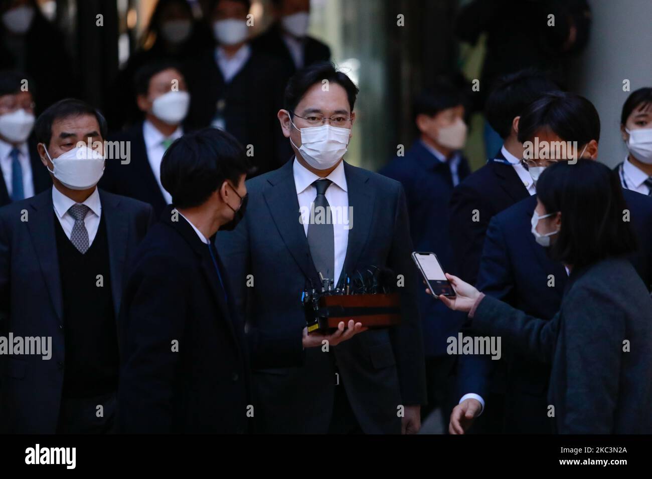 Jay Y. Lee (Jae-yong Lee), Vizepräsident von Samsung Electronics, verlässt ein Gericht nach der Anhörung vor dem Obersten Gerichtshof von Seoul am 09. November 2020 in Seoul, Südkorea. Jay Y. Lee hat wiederholt alle seine Anschuldigungen bestritten, aber es besteht die Möglichkeit, ins Gefängnis zurückzukehren, wenn er verurteilt wird. (Foto von Chris Jung/NurPhoto) Stockfoto