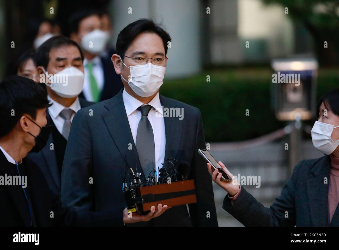Jay Y. Lee (Jae-yong Lee), Vizepräsident von Samsung Electronics, verlässt ein Gericht nach der Anhörung vor dem Obersten Gerichtshof von Seoul am 09. November 2020 in Seoul, Südkorea. Jay Y. Lee hat wiederholt alle seine Anschuldigungen bestritten, aber es besteht die Möglichkeit, ins Gefängnis zurückzukehren, wenn er verurteilt wird. (Foto von Chris Jung/NurPhoto) Stockfoto