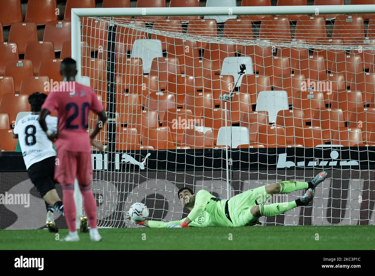 Thibaut Courtois von Real Madrid rettet die Strafe während des La Liga Santander Spiels zwischen Valencia CF und Real Madrid im Estadio Mestalla am 8. November 2020 in Valencia, Spanien. (Foto von Jose Breton/Pics Action/NurPhoto) Stockfoto