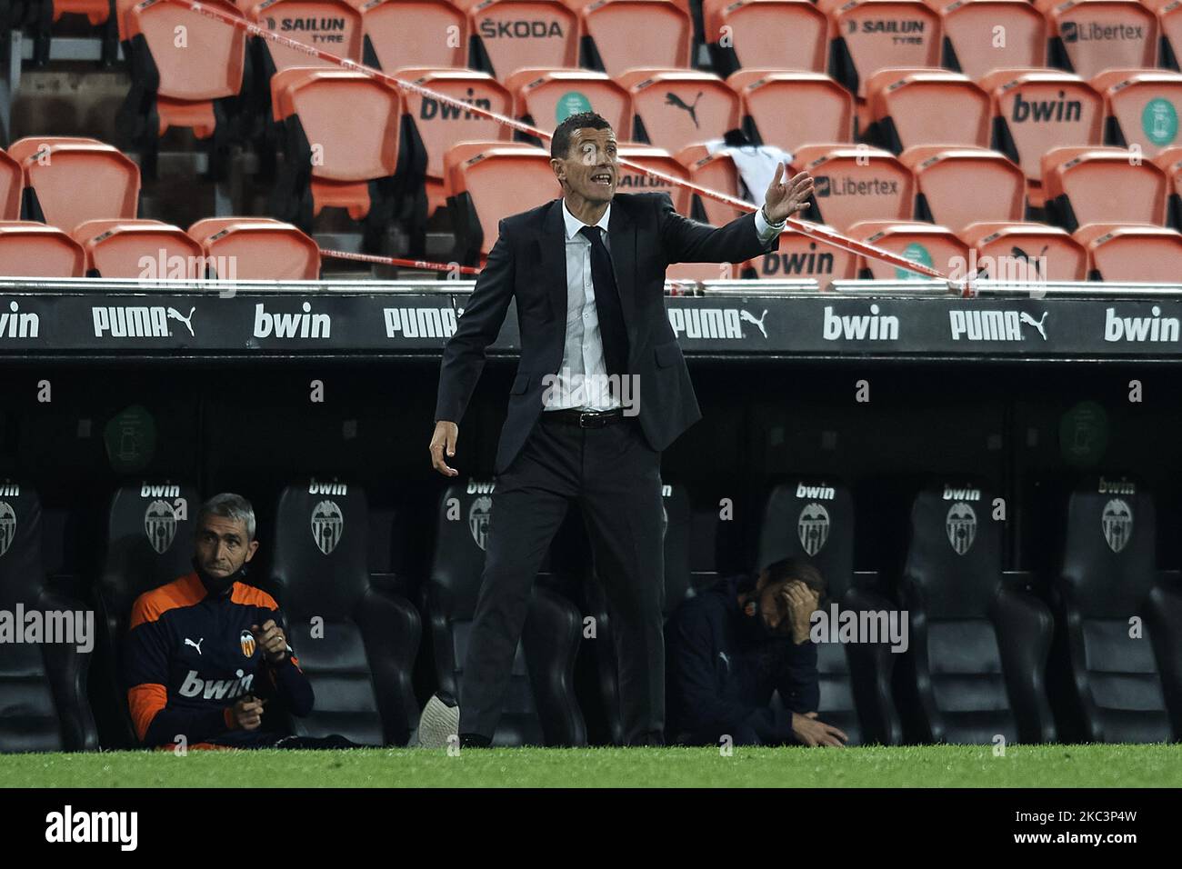 Javi Gracia Cheftrainer von Valencia gibt Anweisungen während des La Liga Santander Spiels zwischen Valencia CF und Real Madrid im Estadio Mestalla am 8. November 2020 in Valencia, Spanien. (Foto von Jose Breton/Pics Action/NurPhoto) Stockfoto