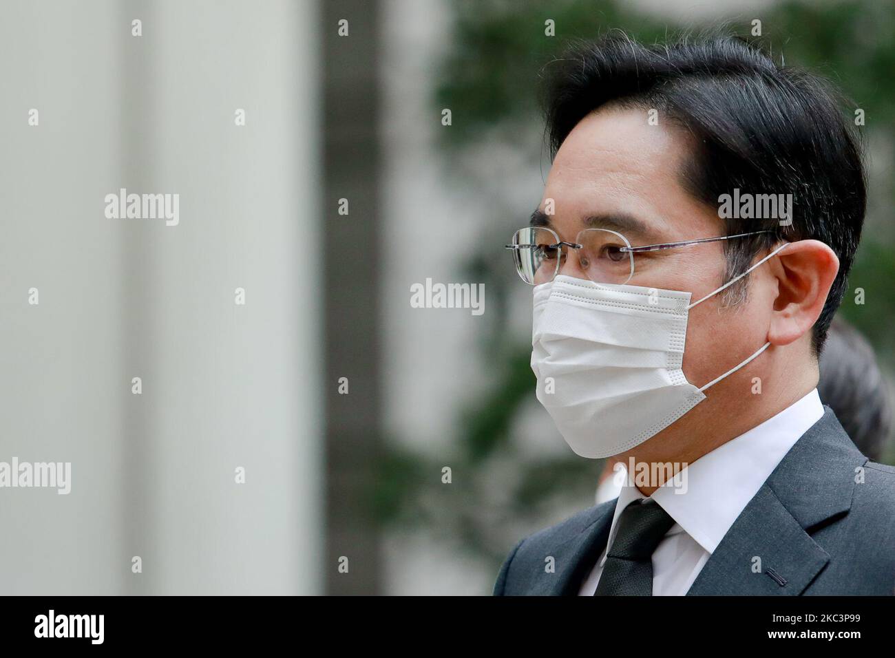 Jay Y. Lee, Vizepräsident von Samsung Electronics (Jae-yong Lee), kommt am 09. November 2020 in Seoul, Südkorea, zum Obergericht von Seoul. Jay Y. Lee hat wiederholt alle seine Anschuldigungen bestritten, aber es besteht die Möglichkeit, ins Gefängnis zurückzukehren, wenn er verurteilt wird. (Foto von Chris Jung/NurPhoto) Stockfoto