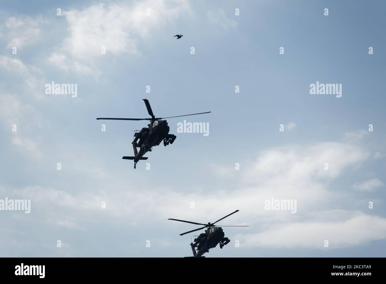 Boeing AH-64 greift während der Flugshow Hubschrauber auf Formation an. Griechische Luftwaffe Apache fliegen während Oktober National Oxi Day Parade Thessaloniki Griechenland Stockfoto