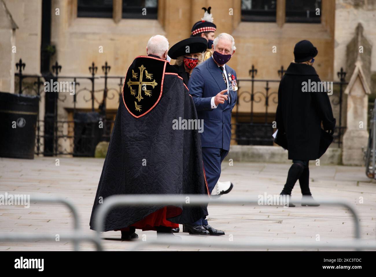 Prinz Charles, der Prinz von Wales, und Camilla, Herzogin von Cornwall, tragen Gesichtsmasken, als sie am 11. November 2020 einen Waffenstillstandstag in der Westminster Abbey in London, England, verlassen. (Foto von David Cliff/NurPhoto) Stockfoto