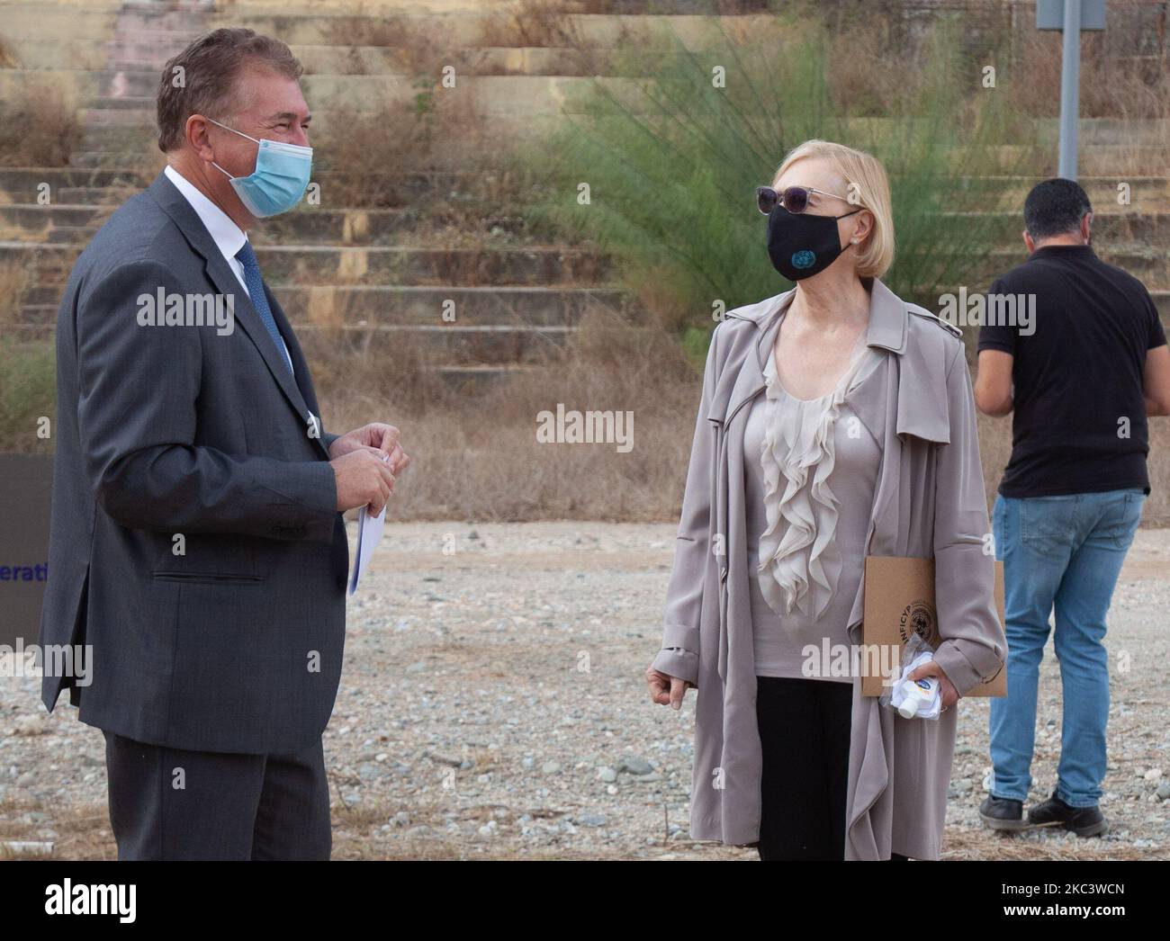 Leiter der Zusammenarbeit, Alain Joaris (L), Settlement Support der Europäischen Kommission und Elizabeth Spehar (R), Sonderbeauftragte und Leiterin der UNFICYP, vor Beginn der Zeremonie für die Projekte an den Wänden von Nicosia, in der Pufferzone in Nicosia, Zypern, am 11. November 2020. Rund 20 Millionen Euro wurden für den Erhalt des kulturellen Erbes der Insel, 14,7 Millionen EU-Mittel, 2,5 Millionen von der Kirche von Zypern, 2,5 Millionen von EVKAF und 150 Tausend Euro von anderen Gebern investiert. (Foto von George Christophorou/NurPhoto) Stockfoto