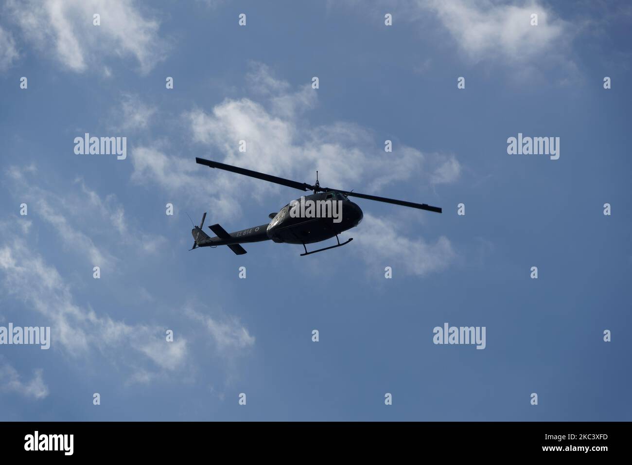 HAF Huey Hubschrauber während einer Flugshow. Die griechische Luftwaffe Agusta-Bell ab-205 fliegt während des 28. Oktober National Oxi Day ParadeThessaloniki, Griechenland. Stockfoto