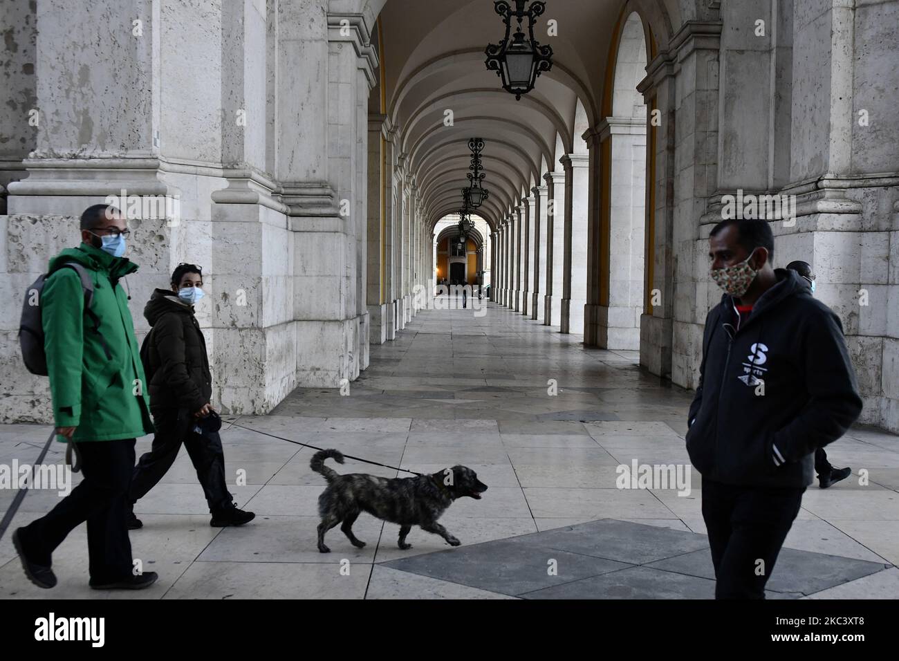 Menschen, die Schutzmasken tragen, wandern im Stadtteil Baixa, Lissabon. 12.. November 2020. Am 4. November trat in Portugal eine Teilhaft in 121 Gemeinden auf dem portugiesischen Festland in Kraft, in denen ein „hohes Risiko der Übertragung von Covid-19“ besteht, wobei die Pflicht zum Aufenthalt zu Hause angewandt wird, mit Ausnahme von genehmigten Reisen wie Einkaufen, Arbeit, Unterricht und körperlicher Betätigung. Zusätzlich zu den spezifischen Maßnahmen für diese Gemeinden verlängert die Resolution des Ministerrats die Erklärung über den Zustand der Katastrophe im gesamten Staatsgebiet des Kontinents bis November 1 Stockfoto