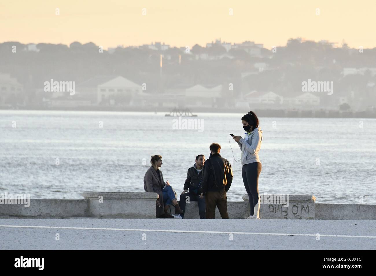 Eine Frau mit Schutzmasken geht im Stadtteil Baixa, Lissabon. 12.. November 2020. Am 4. November trat in Portugal eine Teilhaft in 121 Gemeinden auf dem portugiesischen Festland in Kraft, in denen ein „hohes Risiko der Übertragung von Covid-19“ besteht, wobei die Pflicht zum Aufenthalt zu Hause angewandt wird, mit Ausnahme von genehmigten Reisen wie Einkaufen, Arbeit, Unterricht und körperlicher Betätigung. Zusätzlich zu den spezifischen Maßnahmen für diese Gemeinden verlängert die Resolution des Ministerrats die Erklärung über den Zustand der Katastrophe im gesamten Staatsgebiet des Kontinents bis November Stockfoto