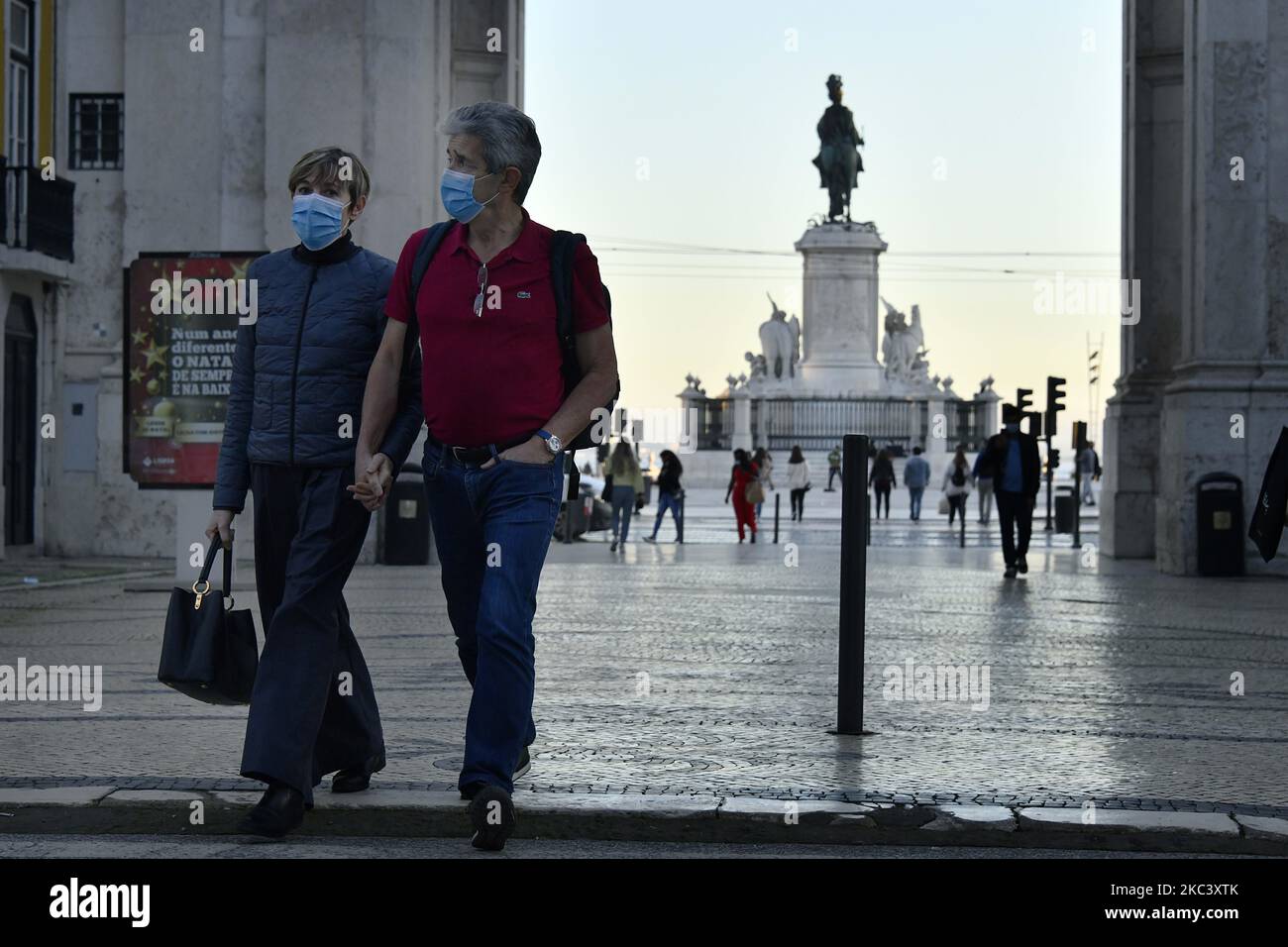Zwei Personen, die Schutzmasken tragen, gehen im Stadtteil Baixa in Lissabon spazieren. 12.. November 2020. Am 4. November trat in Portugal eine Teilhaft in 121 Gemeinden auf dem portugiesischen Festland in Kraft, in denen ein „hohes Risiko der Übertragung von Covid-19“ besteht, wobei die Pflicht zum Aufenthalt zu Hause angewandt wird, mit Ausnahme von genehmigten Reisen wie Einkaufen, Arbeit, Unterricht und körperlicher Betätigung. Zusätzlich zu den spezifischen Maßnahmen für diese Gemeinden verlängert die Resolution des Ministerrats die Erklärung über den Zustand der Katastrophe im gesamten Staatsgebiet des Kontinents bis Novem Stockfoto