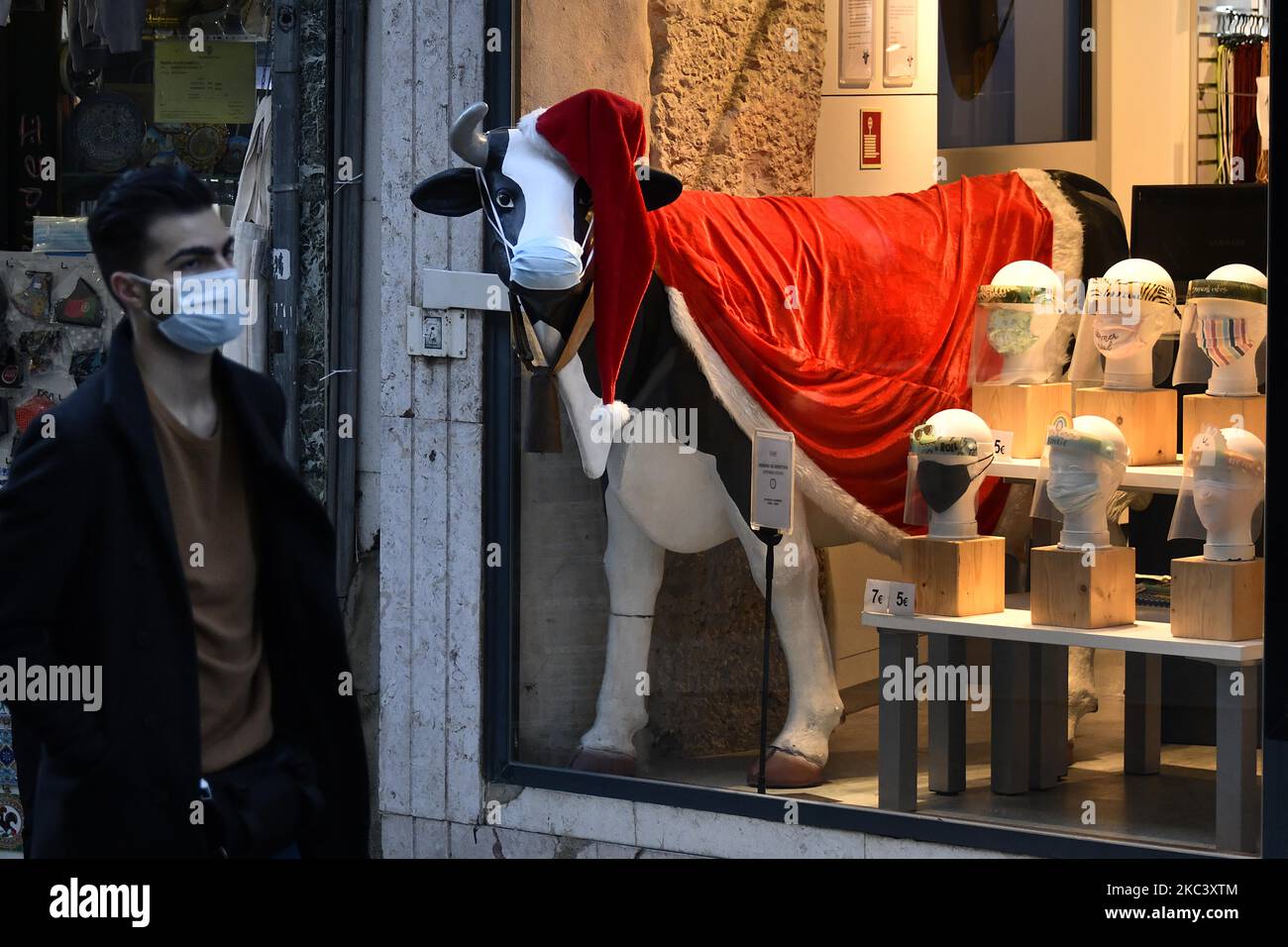 Ein Mann mit Schutzmasken geht im Bezirk Chiado, Lissabon, spazieren. 12.. November 2020. Am 4. November trat in Portugal eine Teilhaft in 121 Gemeinden auf dem portugiesischen Festland in Kraft, in denen ein „hohes Risiko der Übertragung von Covid-19“ besteht, wobei die Pflicht zum Aufenthalt zu Hause angewandt wird, mit Ausnahme von genehmigten Reisen wie Einkaufen, Arbeit, Unterricht und körperlicher Betätigung. Zusätzlich zu den spezifischen Maßnahmen für diese Gemeinden verlängert die Resolution des Ministerrats die Erklärung über den Zustand der Katastrophe im gesamten Staatsgebiet des Kontinents bis November Stockfoto