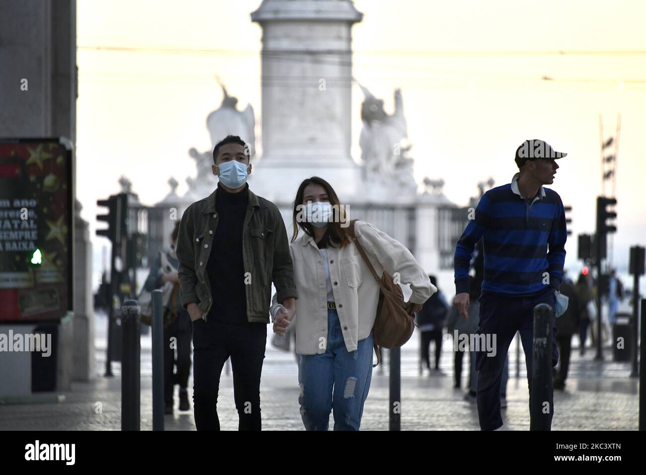 Menschen, die Schutzmasken tragen, wandern im Stadtteil Baixa, Lissabon. 12.. November 2020. Am 4. November trat in Portugal eine Teilhaft in 121 Gemeinden auf dem portugiesischen Festland in Kraft, in denen ein „hohes Risiko der Übertragung von Covid-19“ besteht, wobei die Pflicht zum Aufenthalt zu Hause angewandt wird, mit Ausnahme von genehmigten Reisen wie Einkaufen, Arbeit, Unterricht und körperlicher Betätigung. Zusätzlich zu den spezifischen Maßnahmen für diese Gemeinden verlängert die Resolution des Ministerrats die Erklärung über den Zustand der Katastrophe im gesamten Staatsgebiet des Kontinents bis November 1 Stockfoto