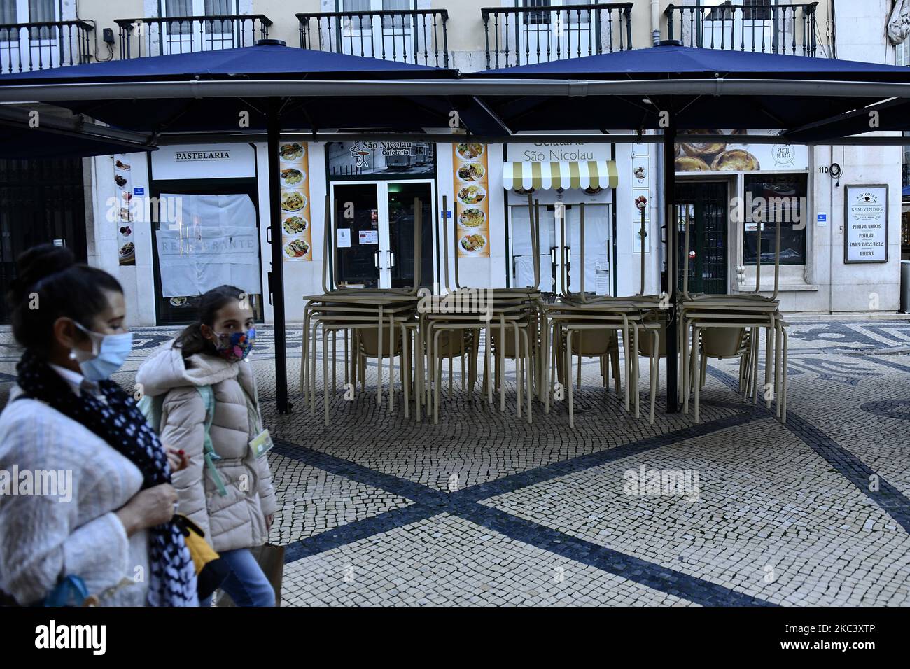 Menschen, die Schutzmasken tragen, wandern im Stadtteil Baixa, Lissabon. 12.. November 2020. Am 4. November trat in Portugal eine Teilhaft in 121 Gemeinden auf dem portugiesischen Festland in Kraft, in denen ein „hohes Risiko der Übertragung von Covid-19“ besteht, wobei die Pflicht zum Aufenthalt zu Hause angewandt wird, mit Ausnahme von genehmigten Reisen wie Einkaufen, Arbeit, Unterricht und körperlicher Betätigung. Zusätzlich zu den spezifischen Maßnahmen für diese Gemeinden verlängert die Resolution des Ministerrats die Erklärung über den Zustand der Katastrophe im gesamten Staatsgebiet des Kontinents bis November 1 Stockfoto