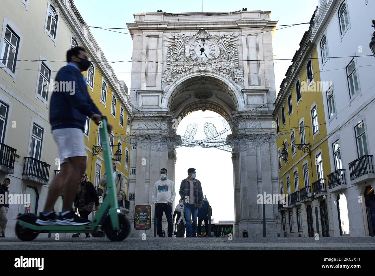 Menschen, die Schutzmasken tragen, wandern im Stadtteil Baixa, Lissabon. 12.. November 2020. Am 4. November trat in Portugal eine Teilhaft in 121 Gemeinden auf dem portugiesischen Festland in Kraft, in denen ein „hohes Risiko der Übertragung von Covid-19“ besteht, wobei die Pflicht zum Aufenthalt zu Hause angewandt wird, mit Ausnahme von genehmigten Reisen wie Einkaufen, Arbeit, Unterricht und körperlicher Betätigung. Zusätzlich zu den spezifischen Maßnahmen für diese Gemeinden verlängert die Resolution des Ministerrats die Erklärung über den Zustand der Katastrophe im gesamten Staatsgebiet des Kontinents bis November 1 Stockfoto