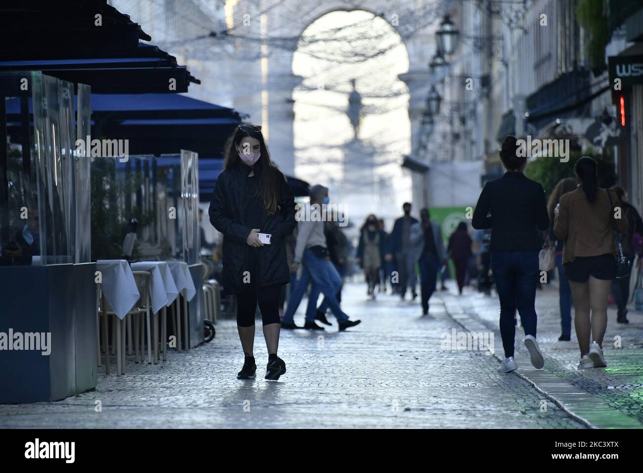 Eine Frau mit Schutzmasken geht im Stadtteil Baixa, Lissabon. 12.. November 2020. Am 4. November trat in Portugal eine Teilhaft in 121 Gemeinden auf dem portugiesischen Festland in Kraft, in denen ein „hohes Risiko der Übertragung von Covid-19“ besteht, wobei die Pflicht zum Aufenthalt zu Hause angewandt wird, mit Ausnahme von genehmigten Reisen wie Einkaufen, Arbeit, Unterricht und körperlicher Betätigung. Zusätzlich zu den spezifischen Maßnahmen für diese Gemeinden verlängert die Resolution des Ministerrats die Erklärung über den Zustand der Katastrophe im gesamten Staatsgebiet des Kontinents bis November Stockfoto