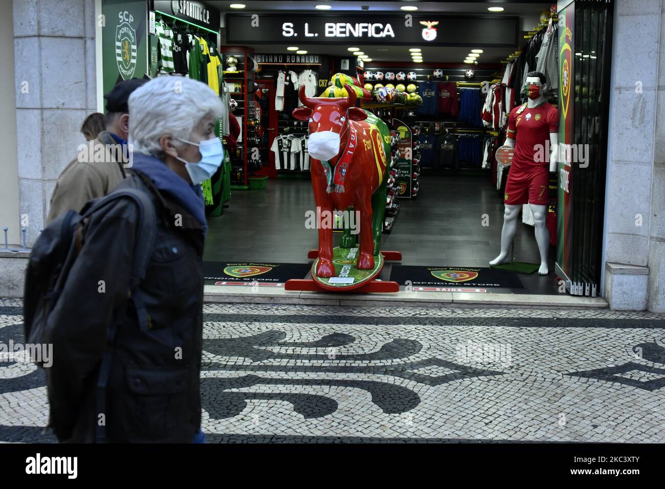 Menschen, die Schutzmasken tragen, wandern im Stadtteil Baixa, Lissabon. 12.. November 2020. Am 4. November trat in Portugal eine Teilhaft in 121 Gemeinden auf dem portugiesischen Festland in Kraft, in denen ein „hohes Risiko der Übertragung von Covid-19“ besteht, wobei die Pflicht zum Aufenthalt zu Hause angewandt wird, mit Ausnahme von genehmigten Reisen wie Einkaufen, Arbeit, Unterricht und körperlicher Betätigung. Zusätzlich zu den spezifischen Maßnahmen für diese Gemeinden verlängert die Resolution des Ministerrats die Erklärung über den Zustand der Katastrophe im gesamten Staatsgebiet des Kontinents bis November 1 Stockfoto