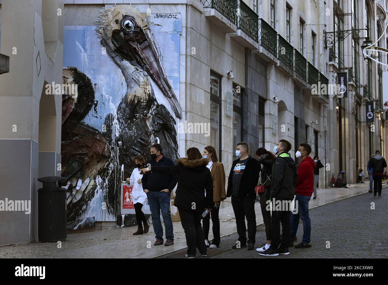 Menschen, die Schutzmasken tragen, wandern im Stadtteil Baixa, Lissabon. 12.. November 2020. Am 4. November trat in Portugal eine Teilhaft in 121 Gemeinden auf dem portugiesischen Festland in Kraft, in denen ein „hohes Risiko der Übertragung von Covid-19“ besteht, wobei die Pflicht zum Aufenthalt zu Hause angewandt wird, mit Ausnahme von genehmigten Reisen wie Einkaufen, Arbeit, Unterricht und körperlicher Betätigung. Zusätzlich zu den spezifischen Maßnahmen für diese Gemeinden verlängert die Resolution des Ministerrats die Erklärung über den Zustand der Katastrophe im gesamten Staatsgebiet des Kontinents bis November 1 Stockfoto