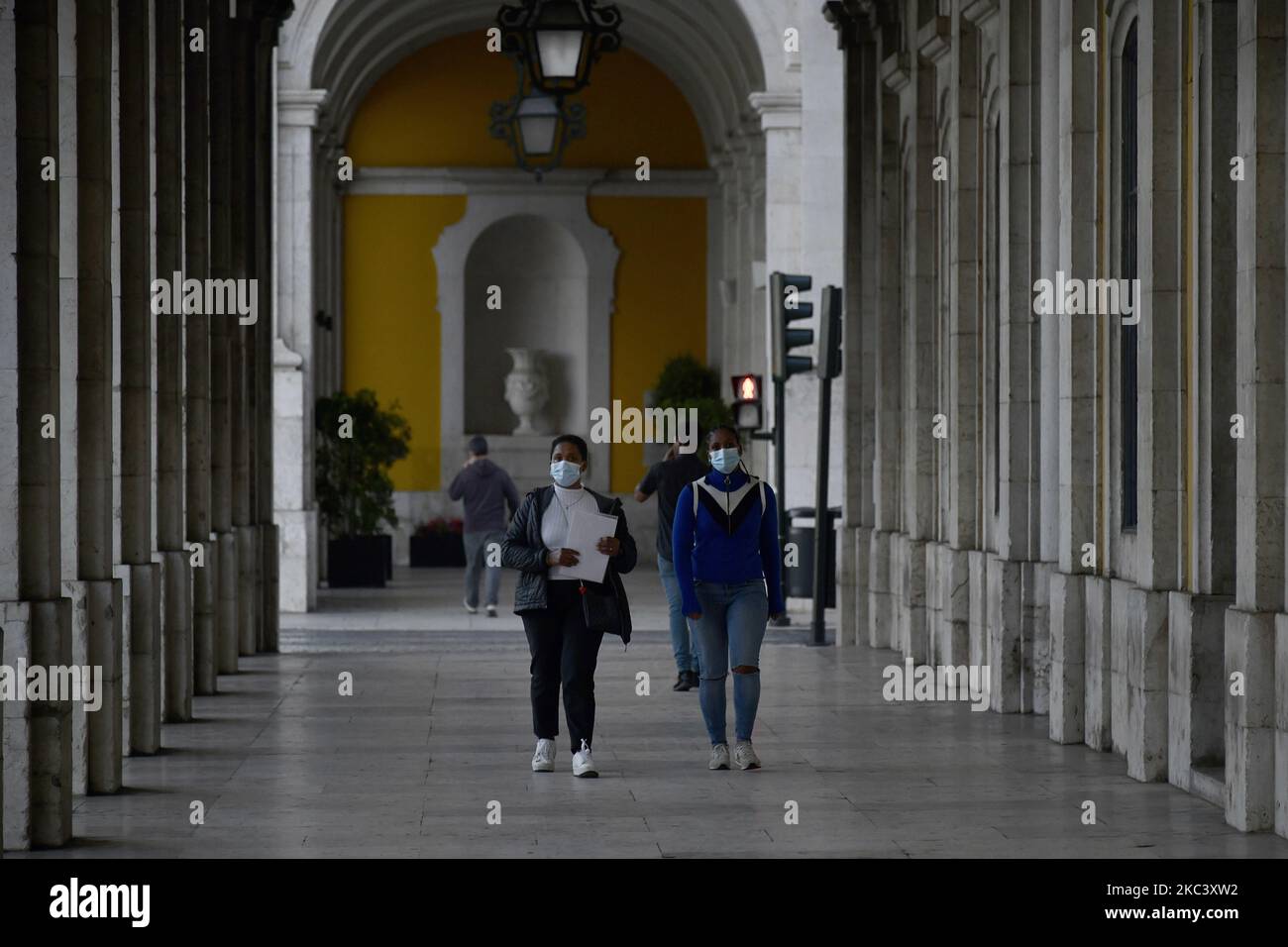 Zwei Personen, die Schutzmasken tragen, gehen im Stadtteil Baixa in Lissabon spazieren. 12.. November 2020. Am 4. November trat in Portugal eine Teilhaft in 121 Gemeinden auf dem portugiesischen Festland in Kraft, in denen ein „hohes Risiko der Übertragung von Covid-19“ besteht, wobei die Pflicht zum Aufenthalt zu Hause angewandt wird, mit Ausnahme von genehmigten Reisen wie Einkaufen, Arbeit, Unterricht und körperlicher Betätigung. Zusätzlich zu den spezifischen Maßnahmen für diese Gemeinden verlängert die Resolution des Ministerrats die Erklärung über den Zustand der Katastrophe im gesamten Staatsgebiet des Kontinents bis Novem Stockfoto