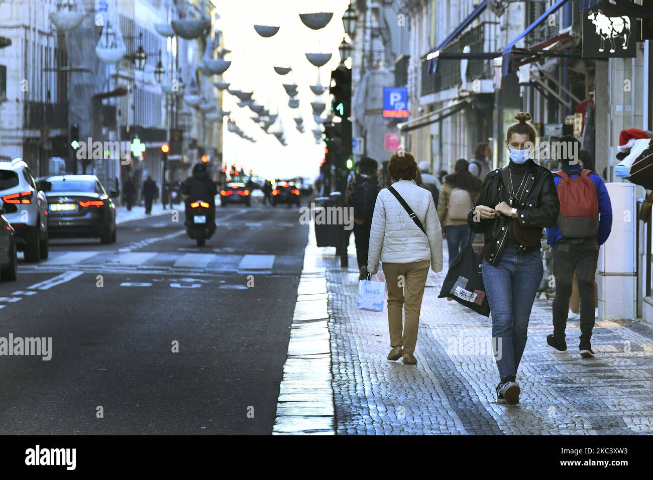 Menschen, die Schutzmasken tragen, wandern im Stadtteil Baixa, Lissabon. 12.. November 2020. Am 4. November trat in Portugal eine Teilhaft in 121 Gemeinden auf dem portugiesischen Festland in Kraft, in denen ein „hohes Risiko der Übertragung von Covid-19“ besteht, wobei die Pflicht zum Aufenthalt zu Hause angewandt wird, mit Ausnahme von genehmigten Reisen wie Einkaufen, Arbeit, Unterricht und körperlicher Betätigung. Zusätzlich zu den spezifischen Maßnahmen für diese Gemeinden verlängert die Resolution des Ministerrats die Erklärung über den Zustand der Katastrophe im gesamten Staatsgebiet des Kontinents bis November 1 Stockfoto