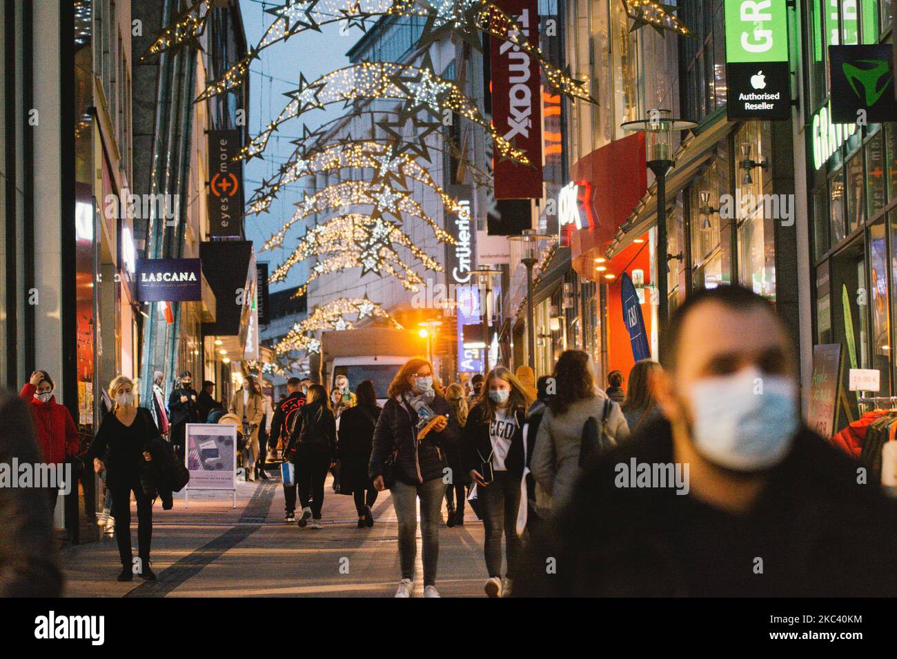 weihnachtsdekoration ist auf der Straße in der Innenstadt von Essen unter Lock down lite in Deutschland auferlegt zu sehen (Foto von Ying Tang/NurPhoto) Stockfoto