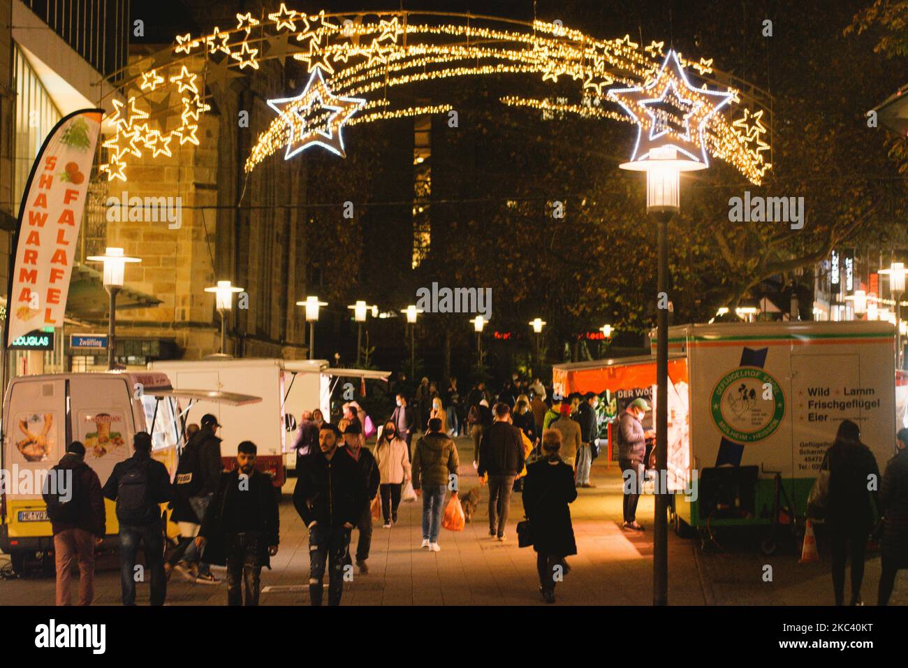 weihnachtsdekoration ist auf der Straße in der Innenstadt von Essen unter Lock down lite in Deutschland auferlegt zu sehen (Foto von Ying Tang/NurPhoto) Stockfoto